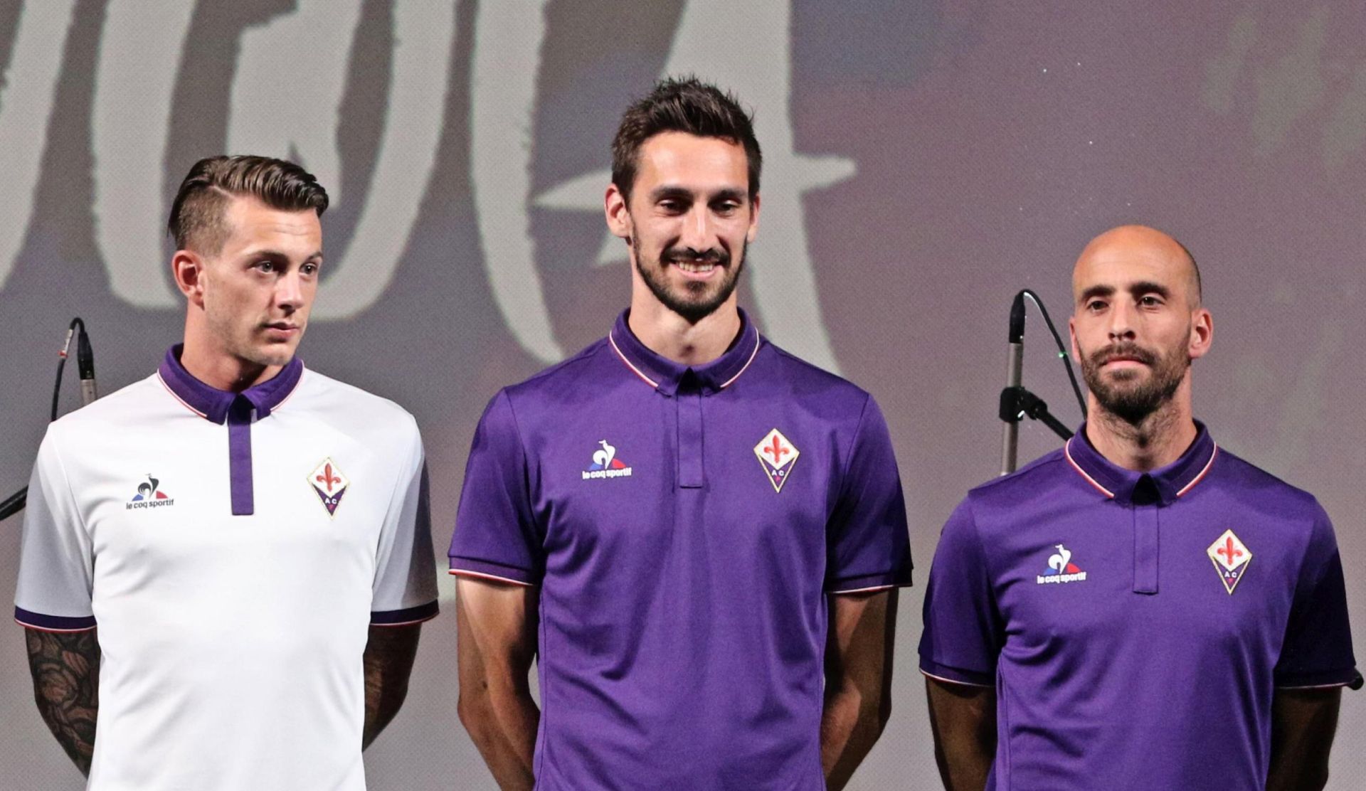 epa06578791 (FILE) Fiorentina player Davide Astori (C) during the presentation of the new Fiorentina jersey in Florence, Italy, 19 May 2016 (reissued 04 March 2018). The 31-year-old Astori was found dead in a hotel room.  EPA/MAURIZIO DEGL' INNOCENTI