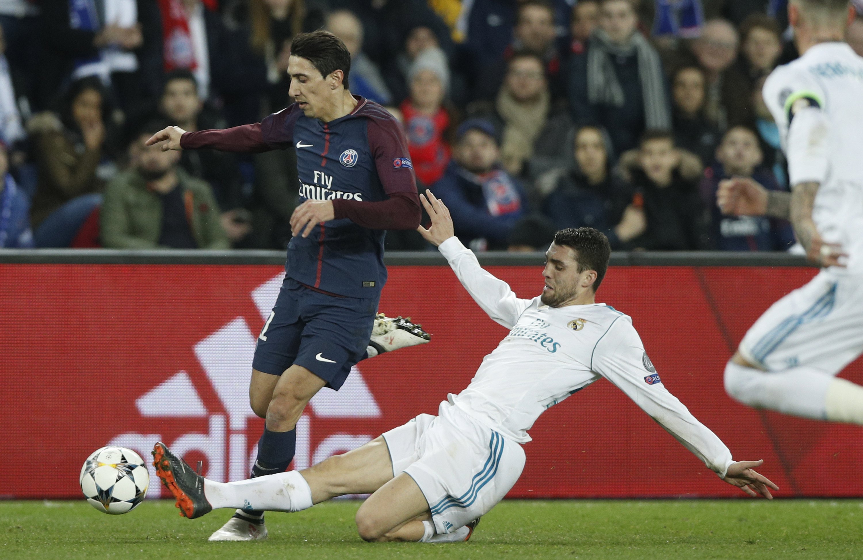 epa06585557 Paris Saint Germain's Angel Di Maria (L) and Real Madrid's Mateo Kovacic (R) in action during the UEFA Champions League round of 16, second leg soccer match between Paris Saint Germain and Real Madrid, in Paris, France, 06 March 2018.  EPA/YOAN VALAT