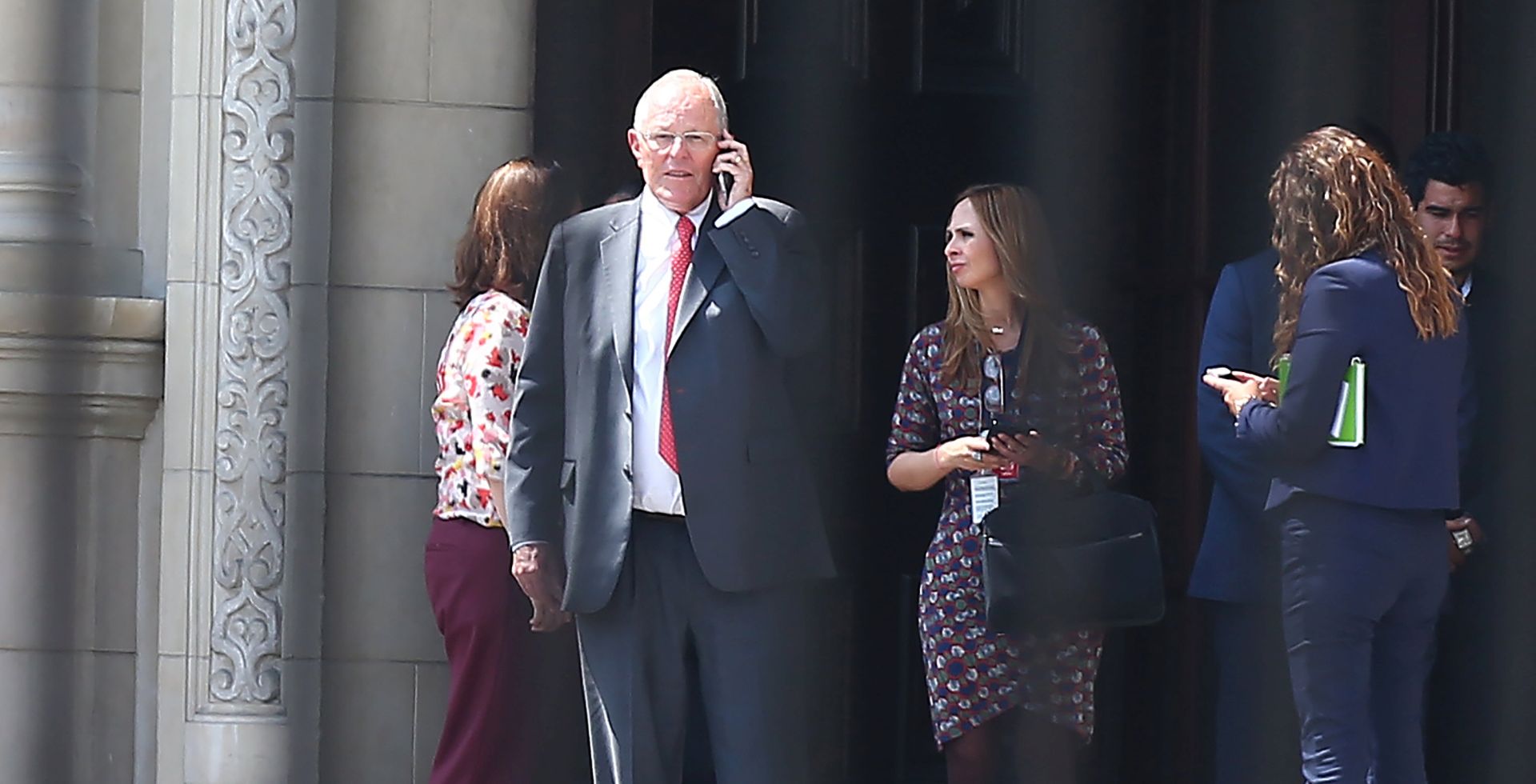 epa06618876 Peruvian President Pedro Pablo Kuczynski leaves the Government Palace after bidding farewell to servants and workers, after the confirmation of his resignation, in Lima, Peru, 21 March 2018. Government sources confirmed to EFE that Peruvian President Pedro Pablo Kuczynski presented his resignation amid political crisis caused by the disclosure of video and audio clips that evidence attempts of vote purchase by political allies to avoid his dismissal.  EPA/Ernesto Arias