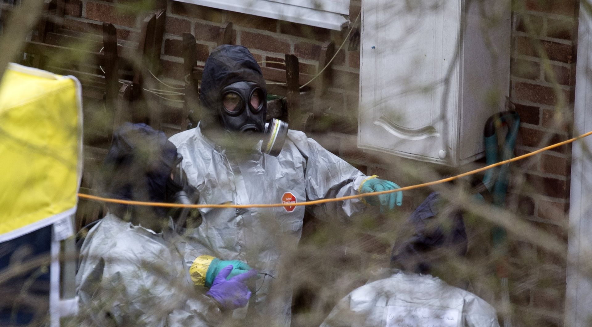 epa06620872 A team believed to be from the Organisation for the Prohibition of Chemical Weapons (OPCW) inspect the back garden of house on the road where former Russian spy Sergei Skripal lived in Salisbury Wiltshire, Britain, 22 March 2018. Skripal and his daughter Yulia were found suffering from extreme exposure to a rare nerve agent in Salisbury on 04 March 2018. Skripal and his daughter Yulia remain in a 'very serious' condition.  EPA/WILL OLIVER