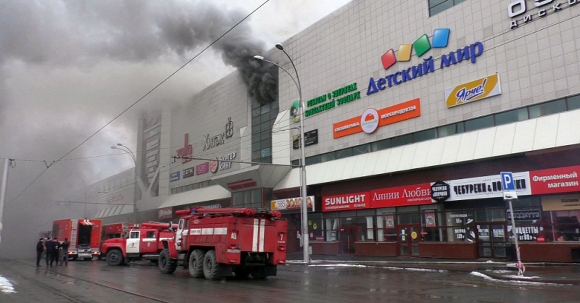 epa06628913 A handout photo made available by the Russian Emergencies Ministry shows fire fighters climbing up onto a top floor of a shopping mall Zimnyaya Vishnya on fire in the Siberian city of Kemerovo, Russia, 25 March 2018. According to reports, the fire occurred on the third floor at the children playing ground in the shopping center leaving at least four children dead.  EPA/EMERGENCIES MINISTRY HANDOUT  HANDOUT EDITORIAL USE ONLY/NO SALES/NO ARCHIVES