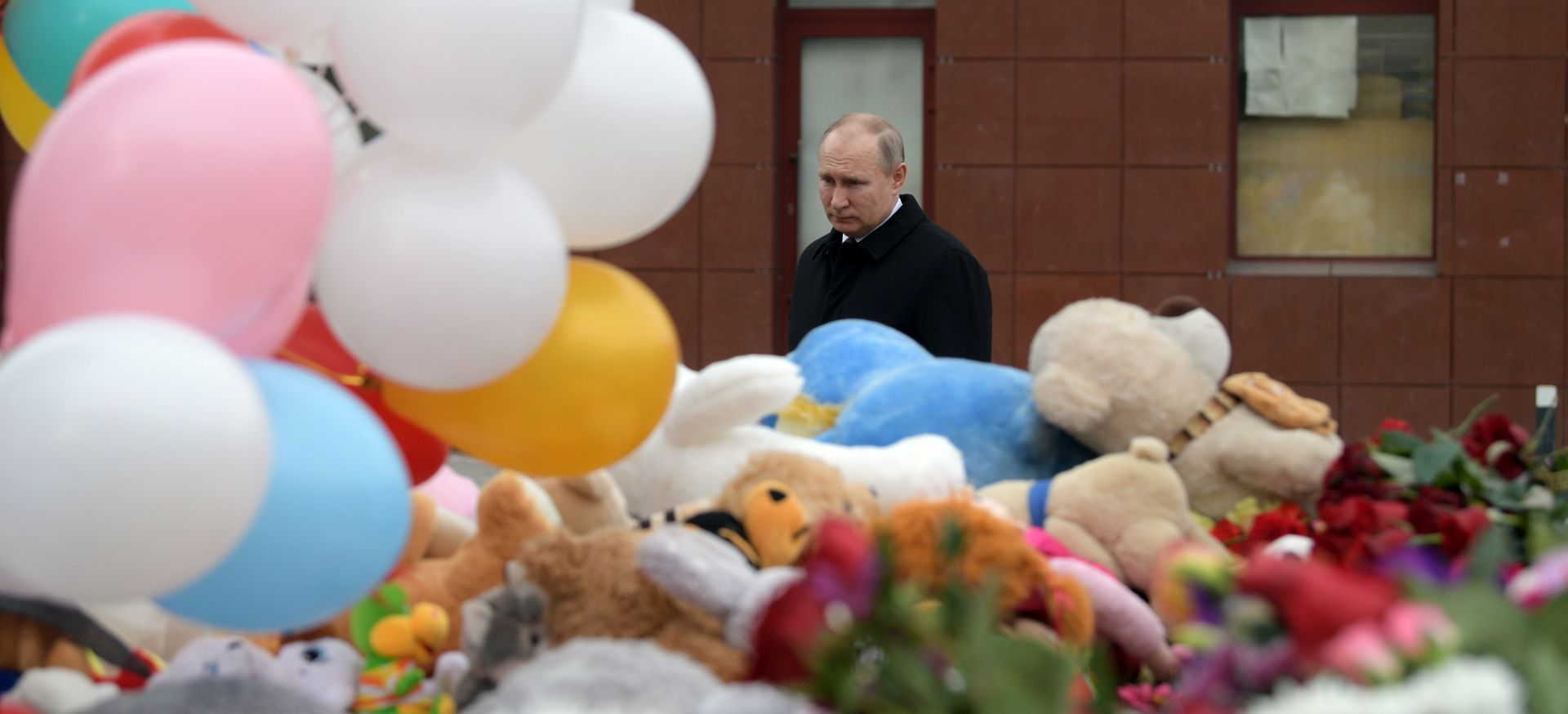 epa06631488 Russian President Vladimir Putin visits a makeshift memorial site for the victims of a fire at the Zimnyaya Vishnya shopping center in the West Siberian city of Kemerovo, Russia, 27 March 2018. According to media reports, 64 people died in the fire.  EPA/ALEXEI DRUZHININ / SPUTNIK / KREMLIN POOL MANDATORY CREDIT