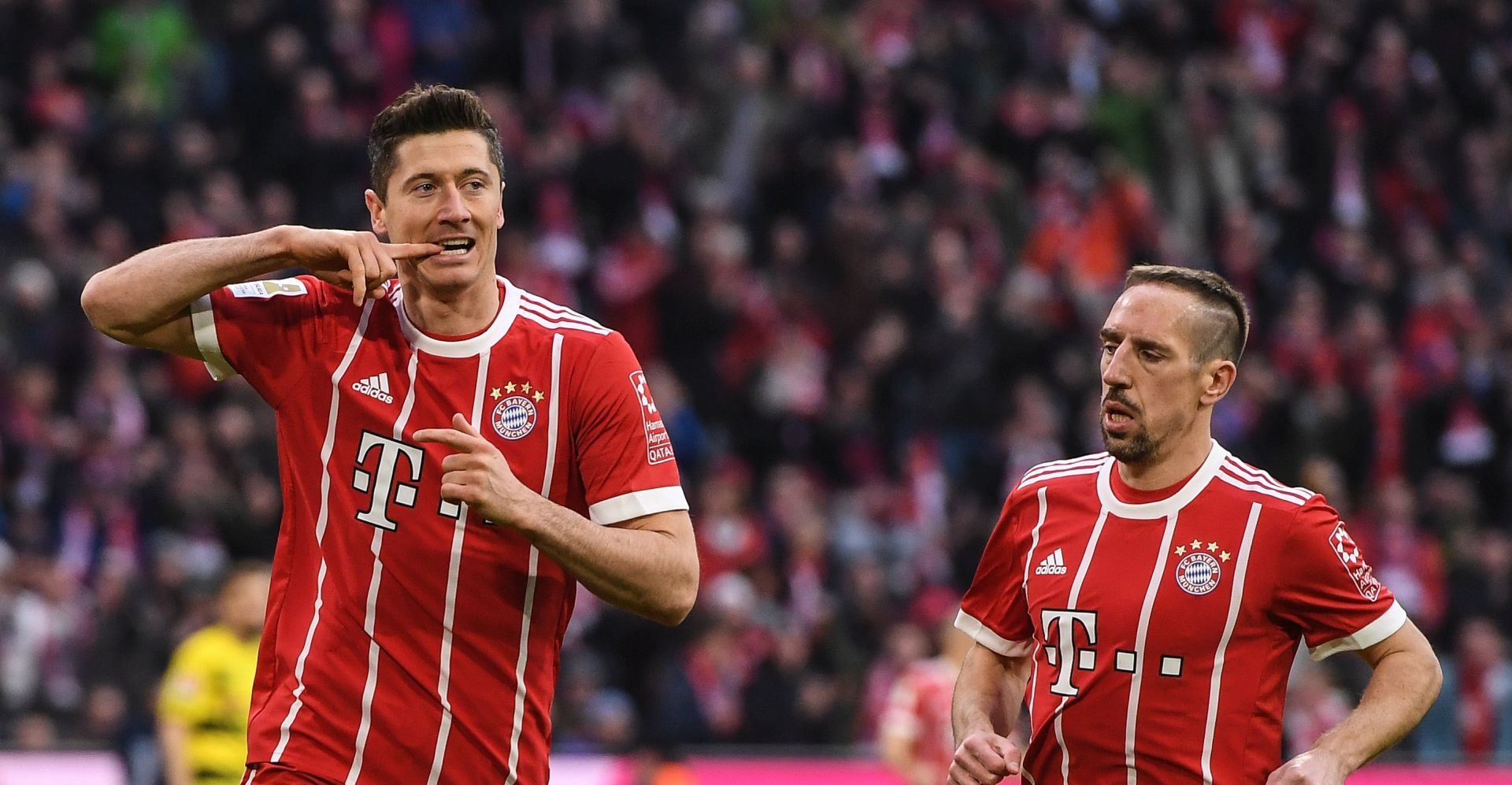 epa06639164 Bayern's Robert Lewandowski (L) celebrates scoring the 4-0 lead with teammate Franck Ribery during the German Bundesliga soccer match between Bayern Munich and Borussia Dortmund in Munich, Germany, 31 March 2018.  EPA/LUKAS BARTH (EMBARGO CONDITIONS - ATTENTION: Due to the accreditation guidelines, the DFL only permits the publication and utilisation of up to 15 pictures per match on the internet and in online media during the match.)