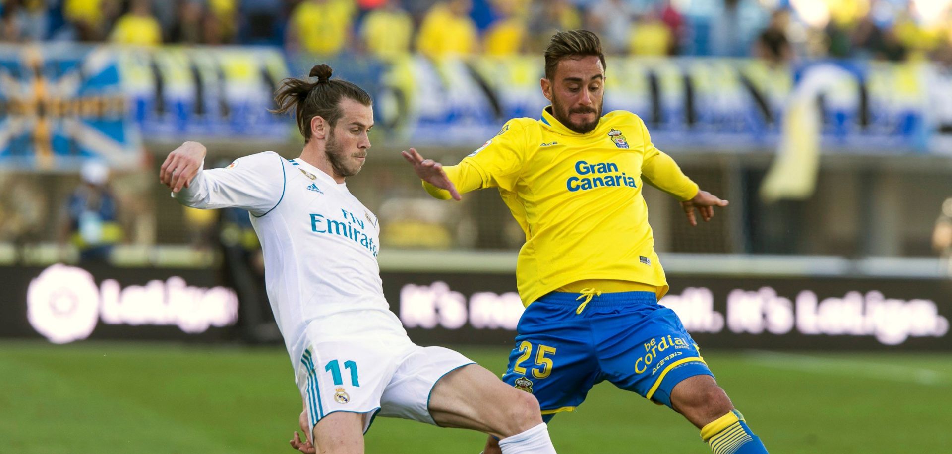 epa06639263 Real Madrid's Gareth Bale (L) vies for the ball with UD Las Palmas' Alberto Aquilani (R)  during the Spanish Primera Division soccer match between UD Las Palmas and Real Madrid played at Gran Canaria stadium, in Las Palmas, Canary Islands, Spain, 31 March 2018.  EPA/QUIQUE CURBELO