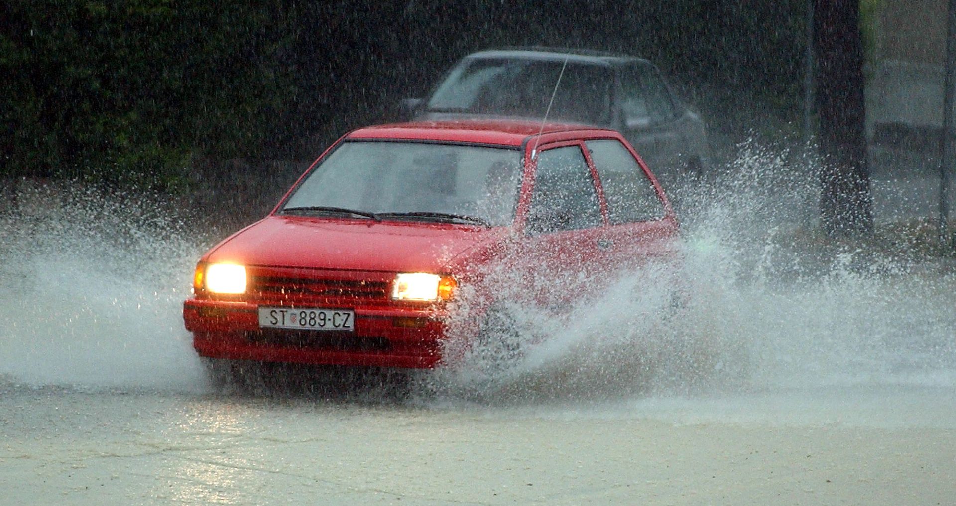 Split, 04.07.2003 - Olujno nevrijeme u Splitu poplavilo je splitske ulice. 
foto FaH