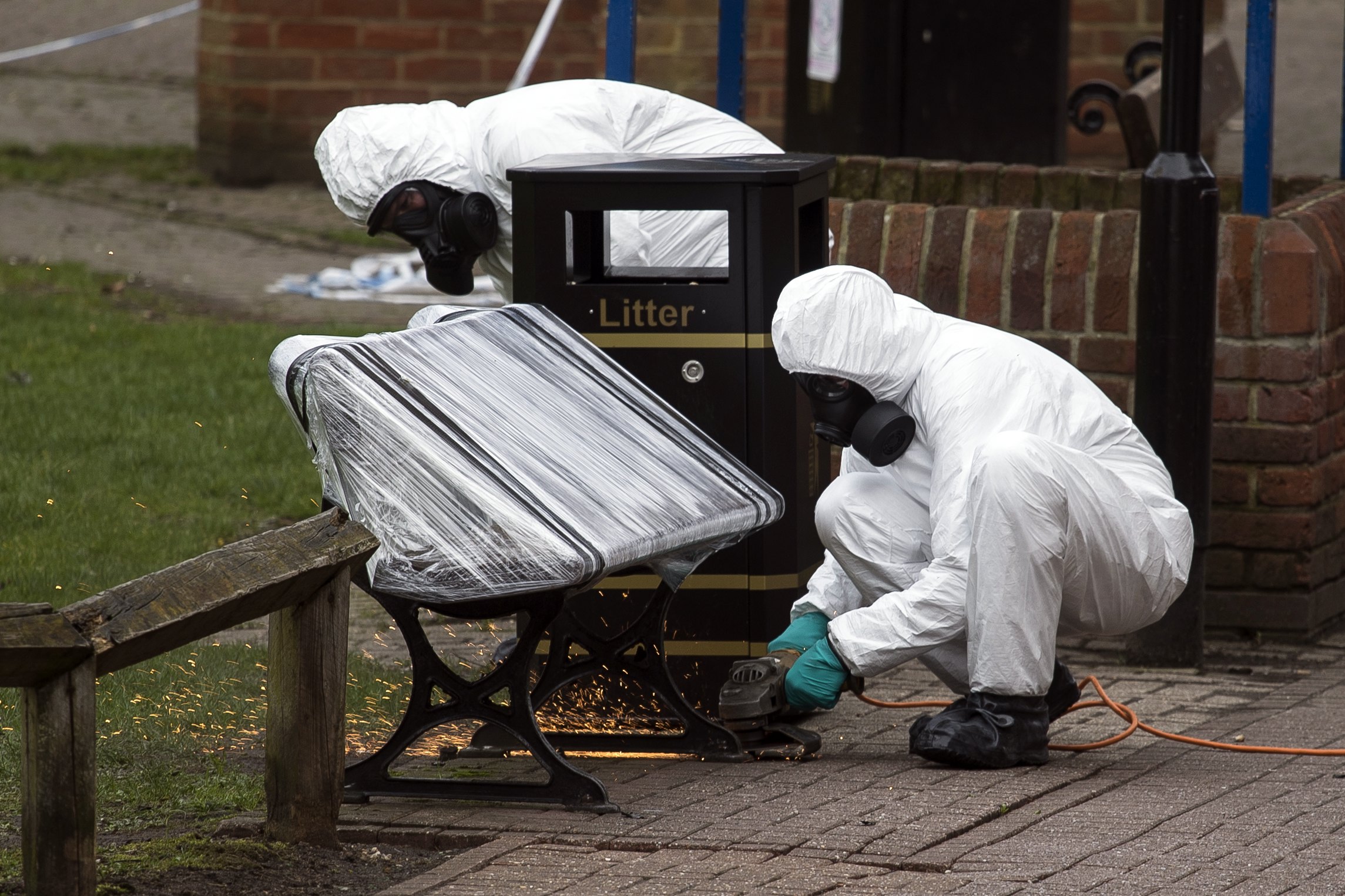 epa06623836 Army officers remove the bench, where Sergi Skripal and his daughter were found, in Salisbury, Wiltshire, Britain, 23 March 2018. Former Russian spy Sergei Skripal, who lived in Salisbury and his daughter Yulia were found suffering from extreme exposure to a rare nerve agent in Salisbury on 04 March 2018. Skripal and his daughter Yulia remain in a 'very serious' condition.  EPA/WILL OLIVER