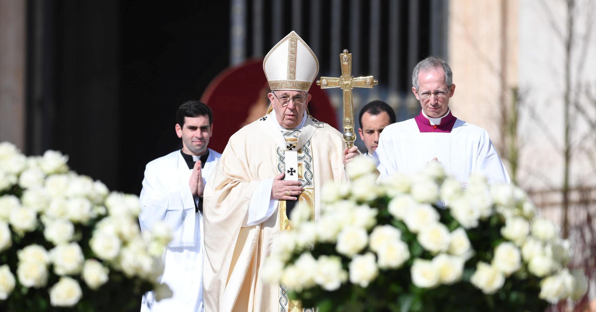 epa06639953 Pope Francis (C)arrives for the Easter Sunday mass on Saint Peter's square in the Vatican City, Vatican, 01 April 2018. Easter is celebrated around the world by Christians to mark the resurrection of Jesus Christ from the dead and the foundation of the Christian faith.  EPA/ALESSANDRO DI MEO