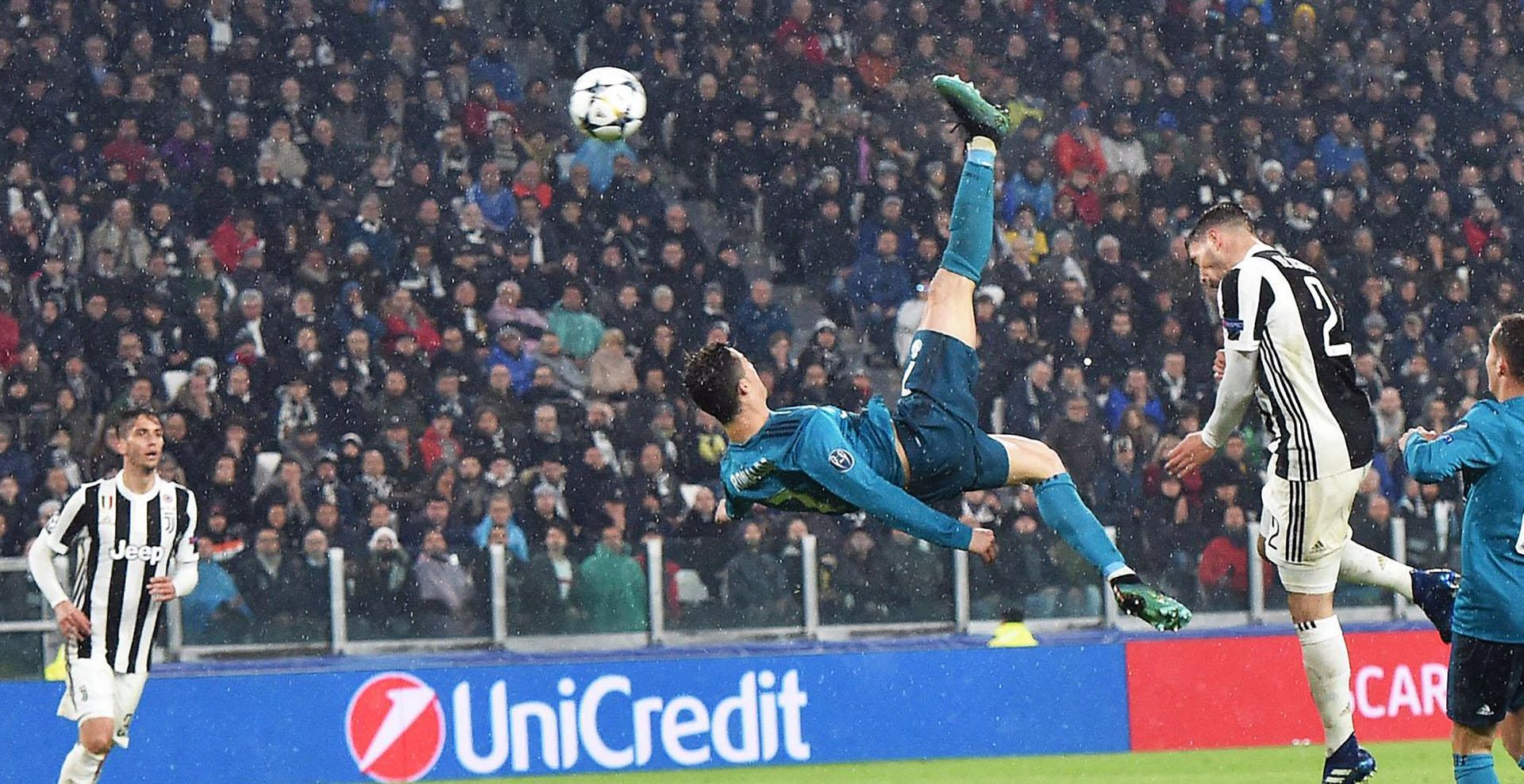 epa06644064 Real Madrid's Cristiano Ronaldo (C) scores the 2-0 goal during the UEFA Champions League quarter final first leg soccer match between Juventus FC vs Real Madrid CF at Allianz stadium in Turin, Italy, 03 April 2018.  EPA/ANDREA DI MARCO