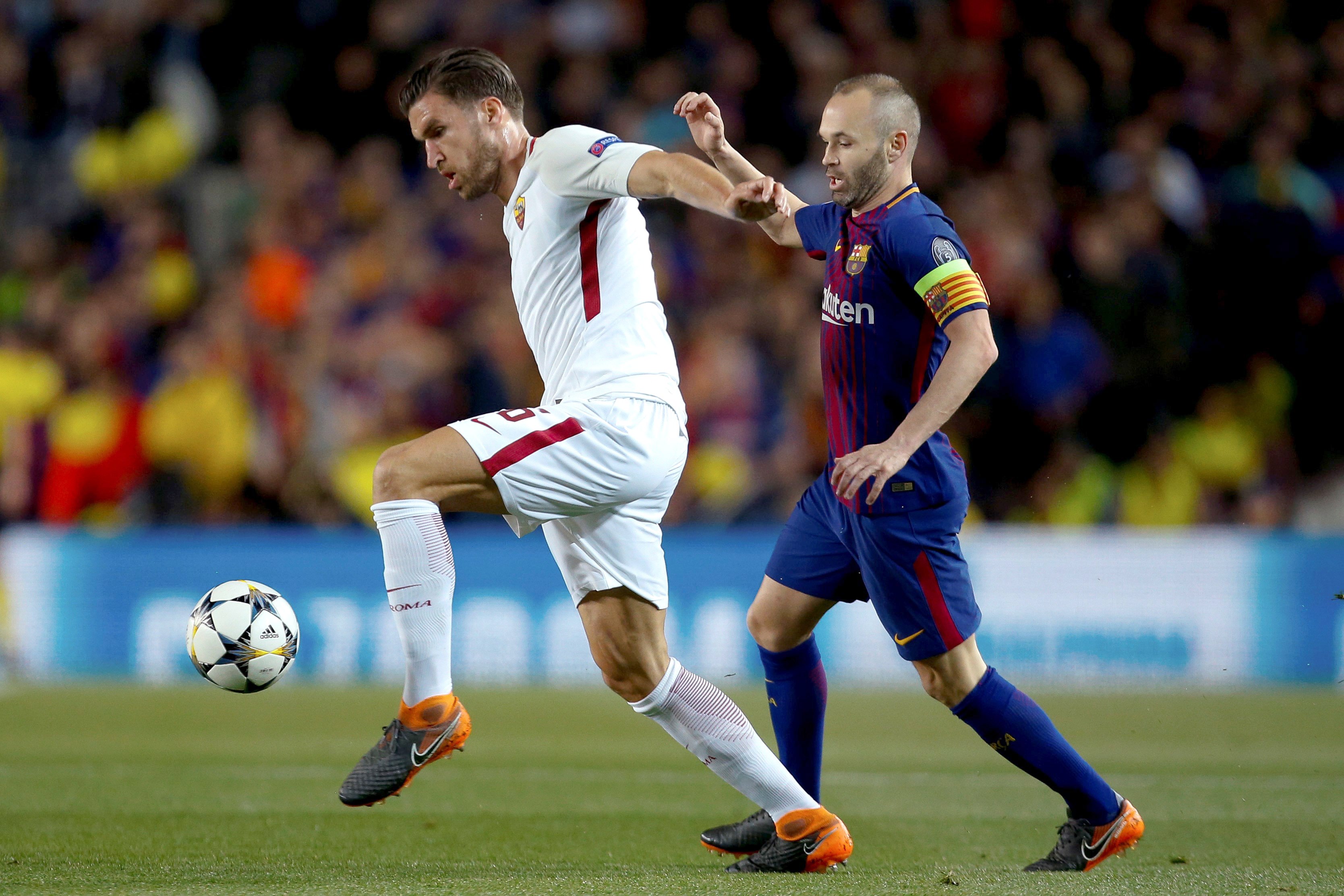 epa06645860 FC Barcelona's midfielder Andres Iniesta (R) and AS Roma's midfielder Kevin Strootman (L) in action during the UEFA Champions League quarter final first leg match between FC Barcelona and AS Roma at Camp Nou stadium, in Barcelona, Catalonia, Spain, 04 April 2018.  EPA/ENRIC FONTCUBERTA