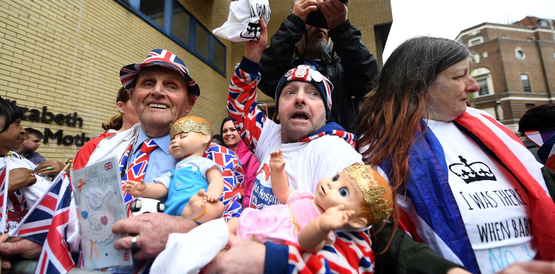 epa06686847 Royal well-wishers gather outside the Lindo Wing of St. Mary's hospital in London, Britain, 23 April 2018. Kensington Palace has announced that the Duchess of Cambridge is in the early stages of labour and is expected to give birth to her third child at the Lindo Wing in London.  EPA/ANDY RAIN