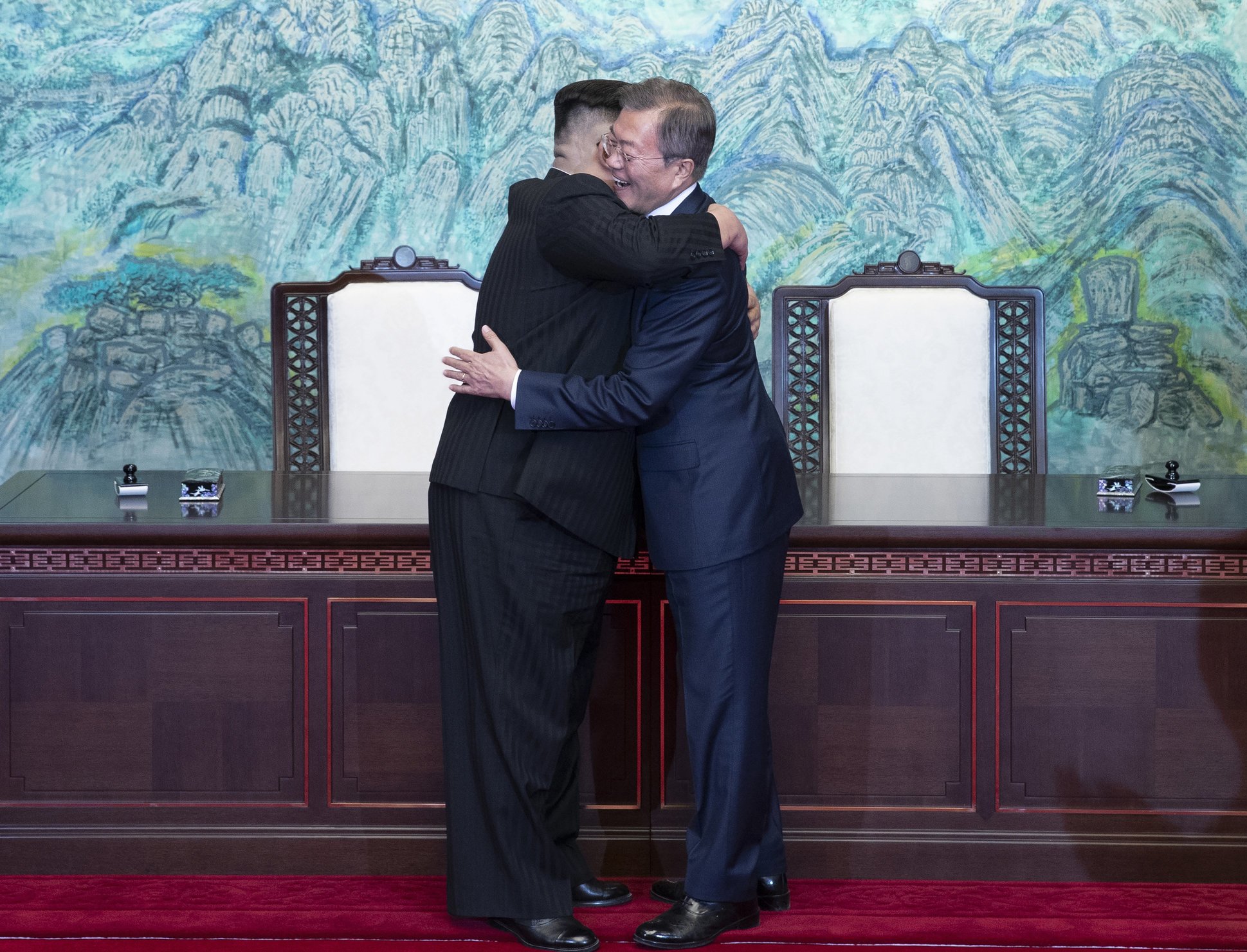 epa06696276 North Korean leader Kim Jong-Un (L) hugs with South Korean President Moon Jae-In (R) after signing a document at the Joint Security Area (JSA) on the Demilitarized Zone (DMZ) in the border village of Panmunjom in Paju, South Korea, 27 April 2018. South Korean President Moon Jae-in and North Korean leader Kim Jong-un are meeting at the Peace House in Panmunjom for an inter-Korean summit. The event marks the first time a North Korean leader has crossed the border into South Korea since the end of hostilities during the Korean War.  EPA/KOREA SUMMIT PRESS / POOL