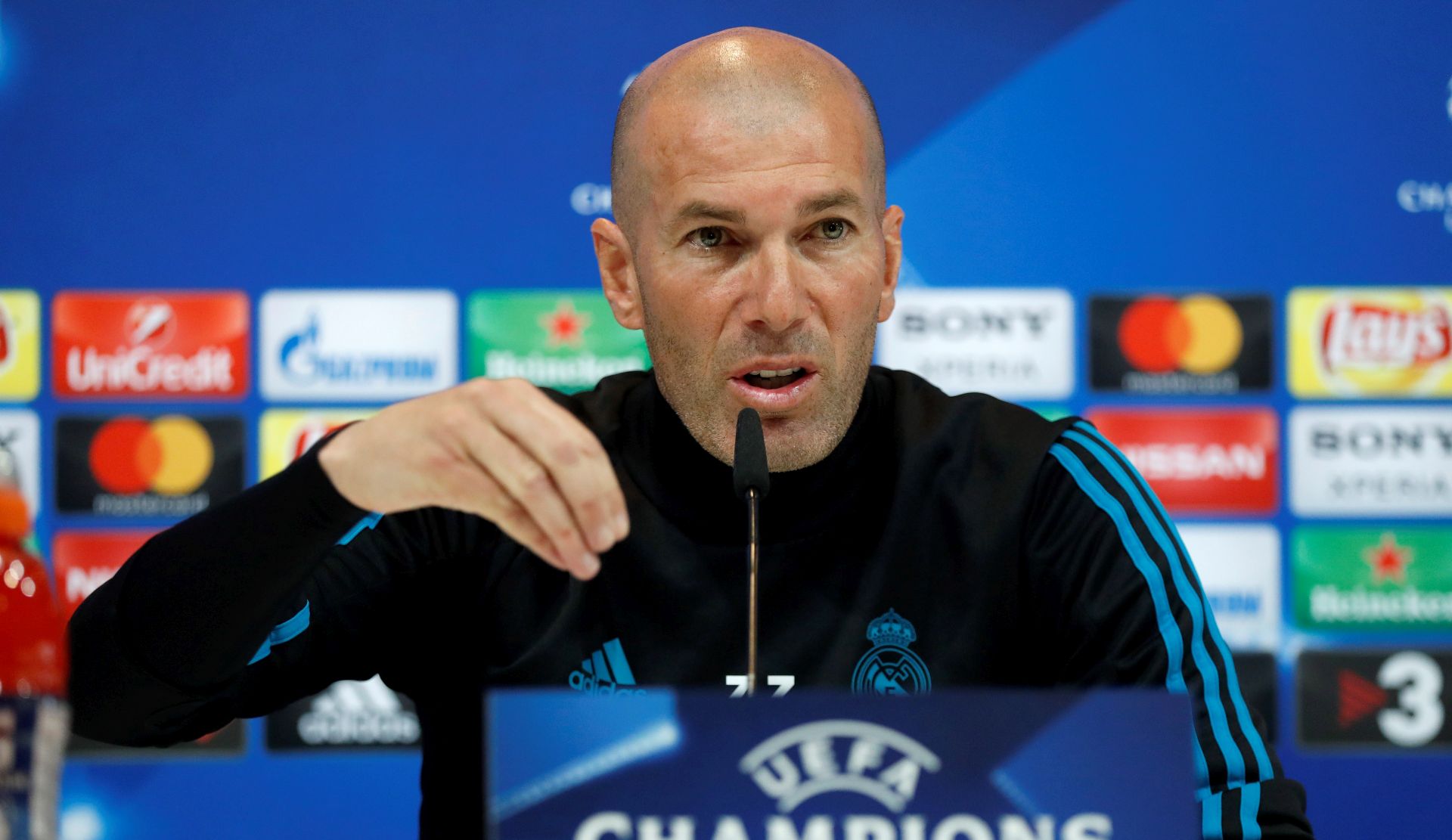 epa06702420 Real Madrid's head coach Zinedine Zidane speaks during a press conference at Valdebebas sports facilities in Madrid, Spain, 30 April 2018. Real Madrid will face Bayern Munich in their UEFA Champions League semi finals second leg match on  the upcoming 01 May at Santiago Bernabeu stadium in the Spanish capital.  EPA/CHEMA MOYA