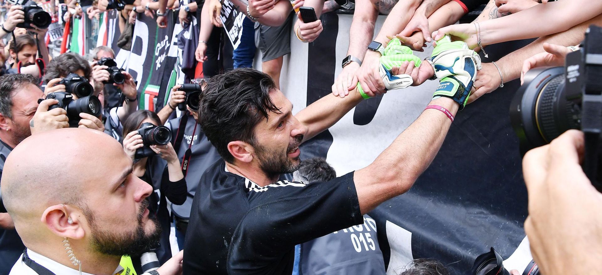 epa06749589 Juventus's Gianluigi Buffon greets the supporters during his last Italian Serie A soccer match with Juventus FC vs Hellas Verona FC at Allianz Stadium in Turin, Italy, 19 May 2018. Buffon has announced that he will leave the club at the end of the season.  EPA/ALESSANDRO DI MARCO