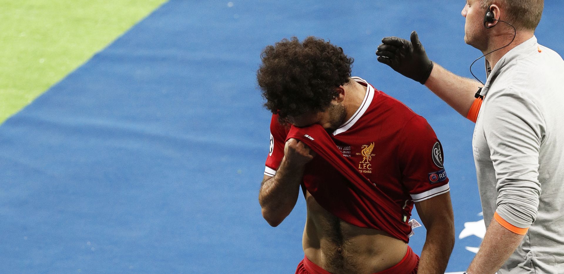 epa06765561 Liverpool's Mohamed Salah (L) reacts as he leaves the pitch after being injured during the UEFA Champions League final between Real Madrid and Liverpool FC at the NSC Olimpiyskiy stadium in Kiev, Ukraine, 26 May 2018. EPA/ROBERT GHEMENT