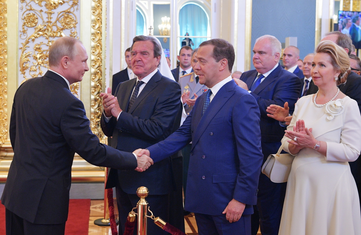 epa06716522 Russian President-elect Vladimir Putin (L) shakes hands with Russian Prime Minister Dmitry Medvedev (front 2-R) as Medvedev's wife, Svetlana Medvedeva (R) and former German Chancellor and Chairman of the Board of Directors of Rosneft, Independent Director, Gerhard Schroeder (2-L) applaud during an inauguration ceremony of Vladimir Putin as Russian President in the Kremlin, in Moscow, Russia, 07 May 2018. Vladimir Putin won his fourth term in the Kremlin during presidential elections on 18 March 2018.  EPA/ALEXEI DRUZHININ / SPUTNIK / KREMLIN POOL / POOL MANDATORY CREDIT