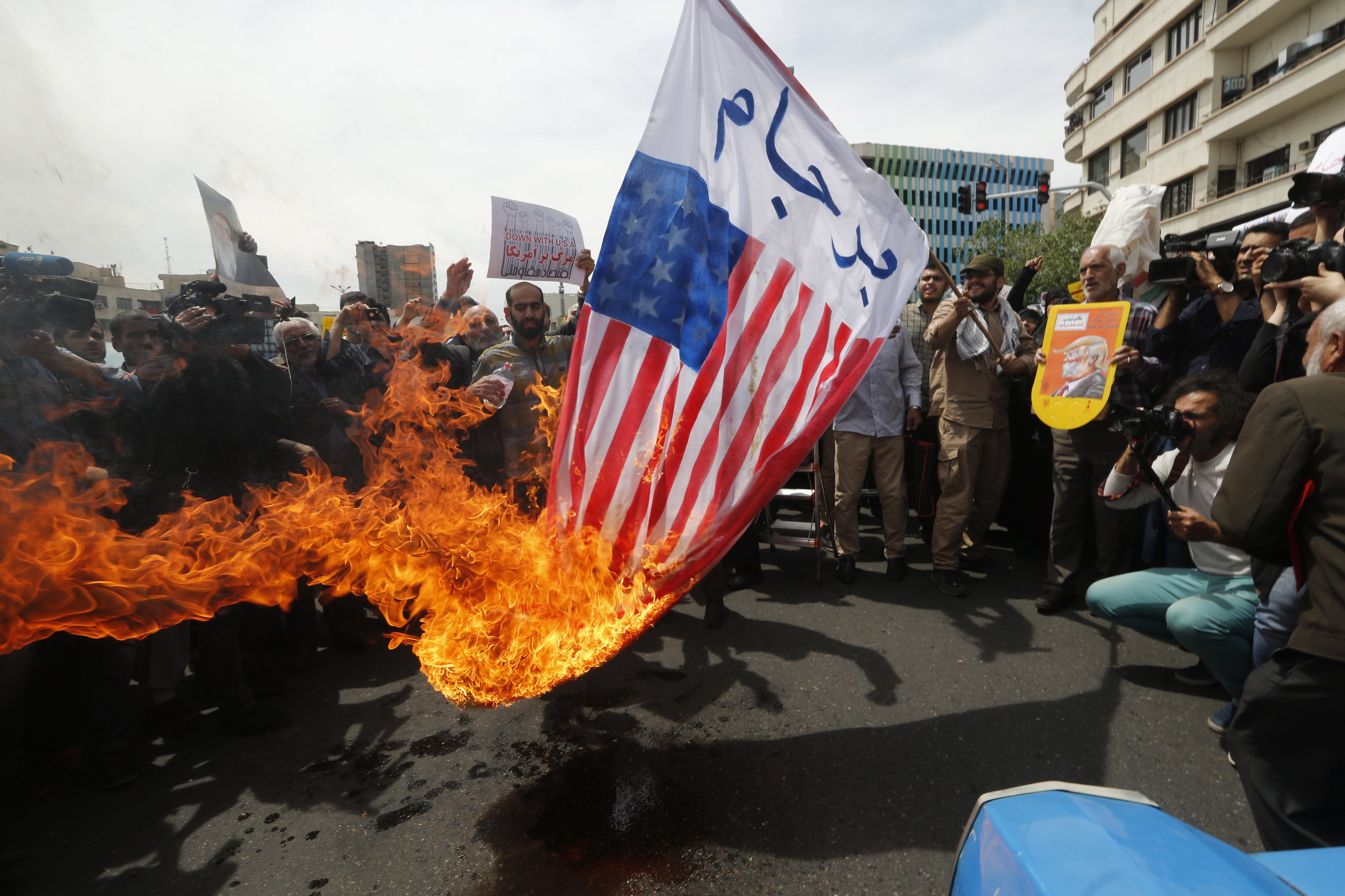 epa06727795 Iranians burn US flags during an anti-US protest after weekly Friday prayer ceremony in Tehran, Iran, 11 May 2018. Iranians gathered to protest against the US and President Donald Trump after withdrawal from a 2015 nuclear deal. Trump on 08 May 2018 announced that US will withdraw from the nuclear deal. Foreign ministers from six world powers and Iran finally achieved an agreement to prevent the Islamic republic from developing nuclear weapons, Western diplomats said in Vienna on 14 July 2015.  EPA/STRINGER