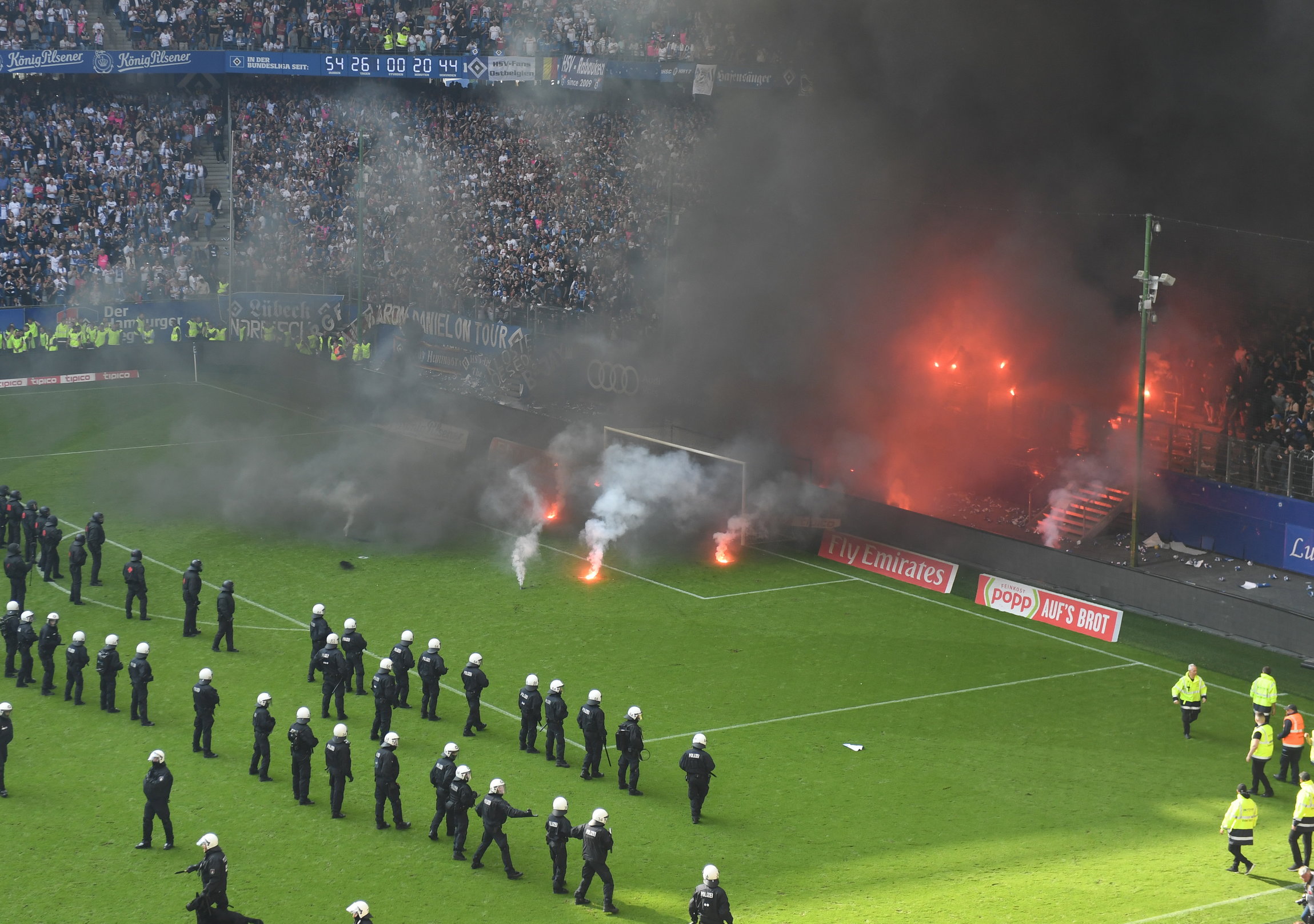 epa06730748 HSV supporters light flares during the German Bundesliga soccer match between Hamburger SV and Borussia Moenchengladbach in Hamburg, Germany, 12 May 2018.  EPA/DAVID HECKER (EMBARGO CONDITIONS - ATTENTION: Due to the accreditation guidlines, the DFL only permits the publication and utilisation of up to 15 pictures per match on the internet and in online media during the match.)