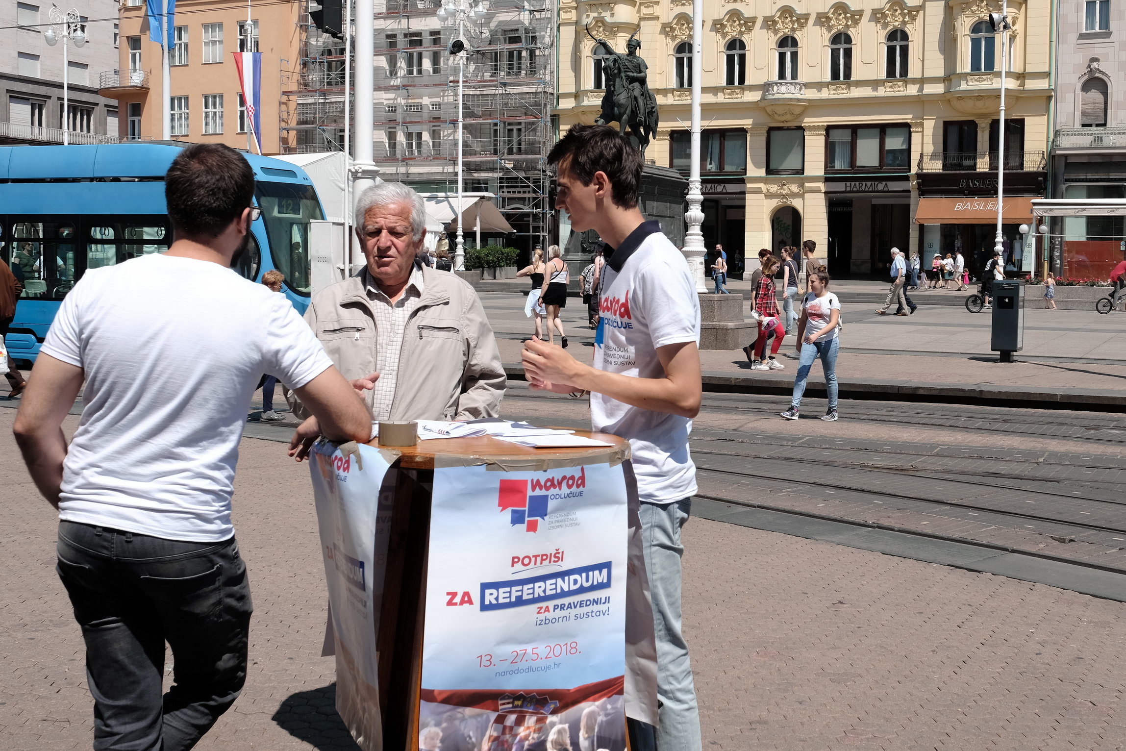 Zagreb, 13.05.2018 - Građanska inicijativa "Narod odlučuje" najavila je kako izjašnjavanje o referendumu za pravedniji izborni sustav počinje u nedjelju, 13. svibnja, a birači će svojim potpisom moći zatražiti raspisivanje referenduma do nedjelje, 27. svibnja.
foto HINA/ Edvard ŠUŠAK/ es