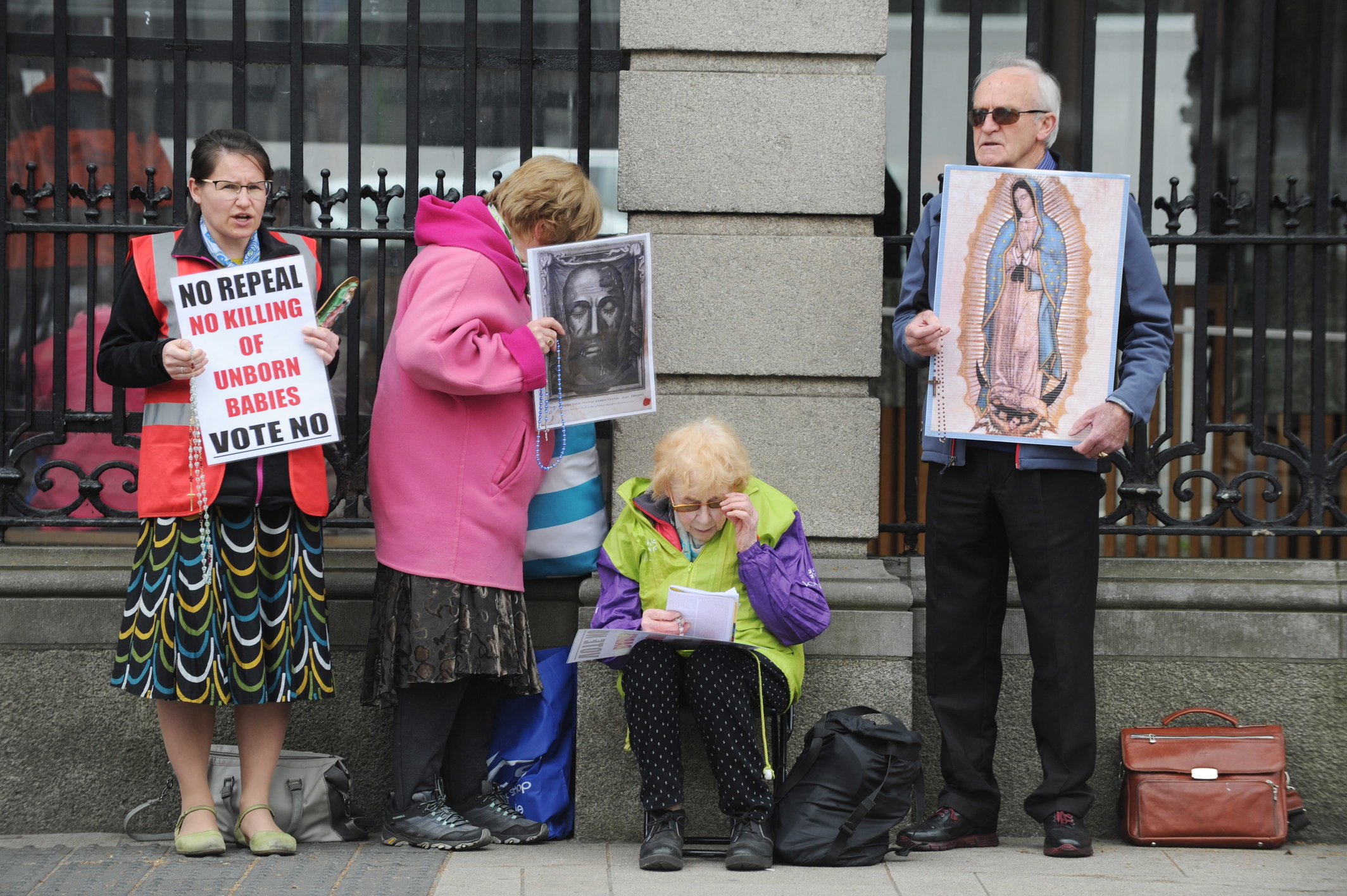 epa06755725 Pro life campaigners outside the Irish Parliament in the forthcoming abortion referendum in Dublin City, Ireland, 22 May 2018. On Friday 25 May the country will hold a referendum over an legislation of abortion in Ireland.  EPA/AIDAN CRAWLEY