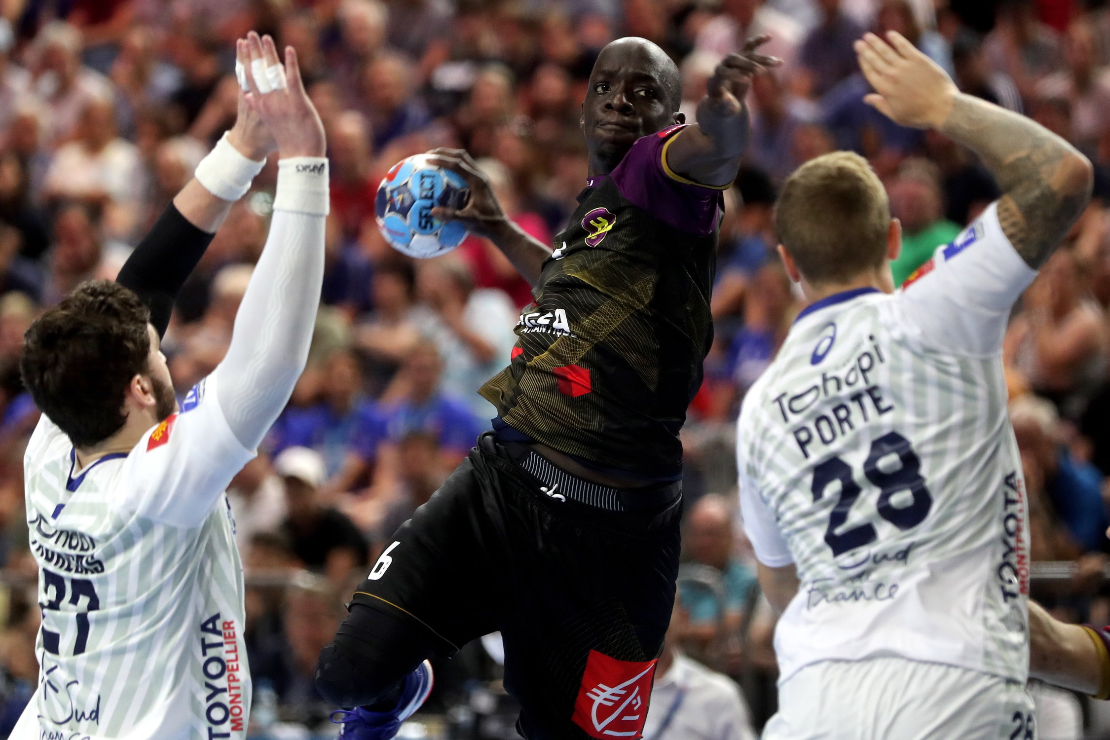 epa06767230 Nantes's Guy Olivier Nyokas (C) in action during the 2018 EHF FINAL4 Handball Champions League final match between HBC Nantes and Montpellier HB in Cologne, Germany, 27 May 2018.  EPA/FRIEDEMANN VOGEL