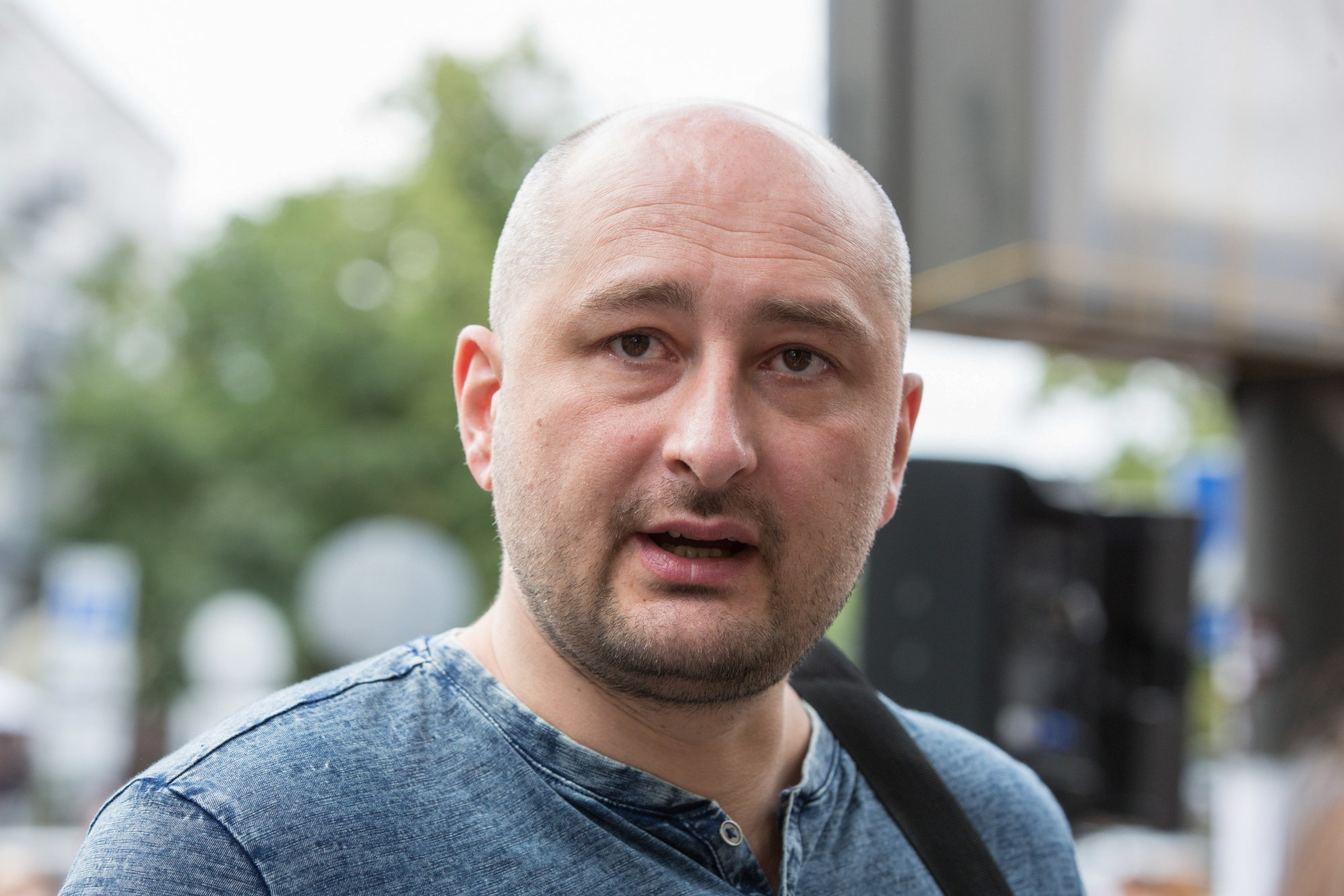 epa06771910 A picture made available on 29 May 2018 shows Russian opposition journalist Arkady Babchenko take part in action to commemorate killed Belarus-born Russian journalist Pavel Sheremet in Kiev, Ukraine, 20 July 2017. Russian opposition journalist Arkadiy Babchenko, who lived in Ukraine, was shot on 29 May 2018 in his Kiev home by three shots to his back and died from his wounds on the way to hospital, local media report. Babchenko was criticizing Russian authorities and writing about arrests of Crimean-Tatarian journalists in the Crimea after annexation of it by Russia.  EPA/INNA SOKOLOVSKA