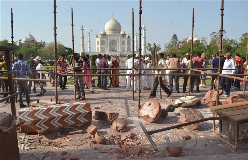 Snažne oluje oštetile Taj Mahal