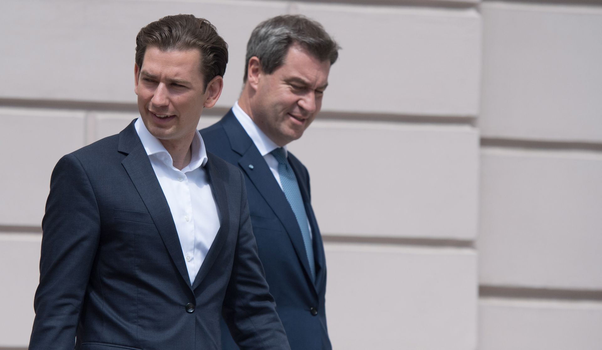 epa06823538 German state Bavaria's Prime Minister Markus Soeder (L) and Austrian Federal Chancellor Sebastian Kurz (R) on their way to the family photo during the meeting at the Landhaus in Linz, Austria 20 June 2018. The Bavarian Government is in Linz for one day holding a conference together with the Austrian Government with asylum issues being on the agenda.  EPA/MICHAEL GRUBER