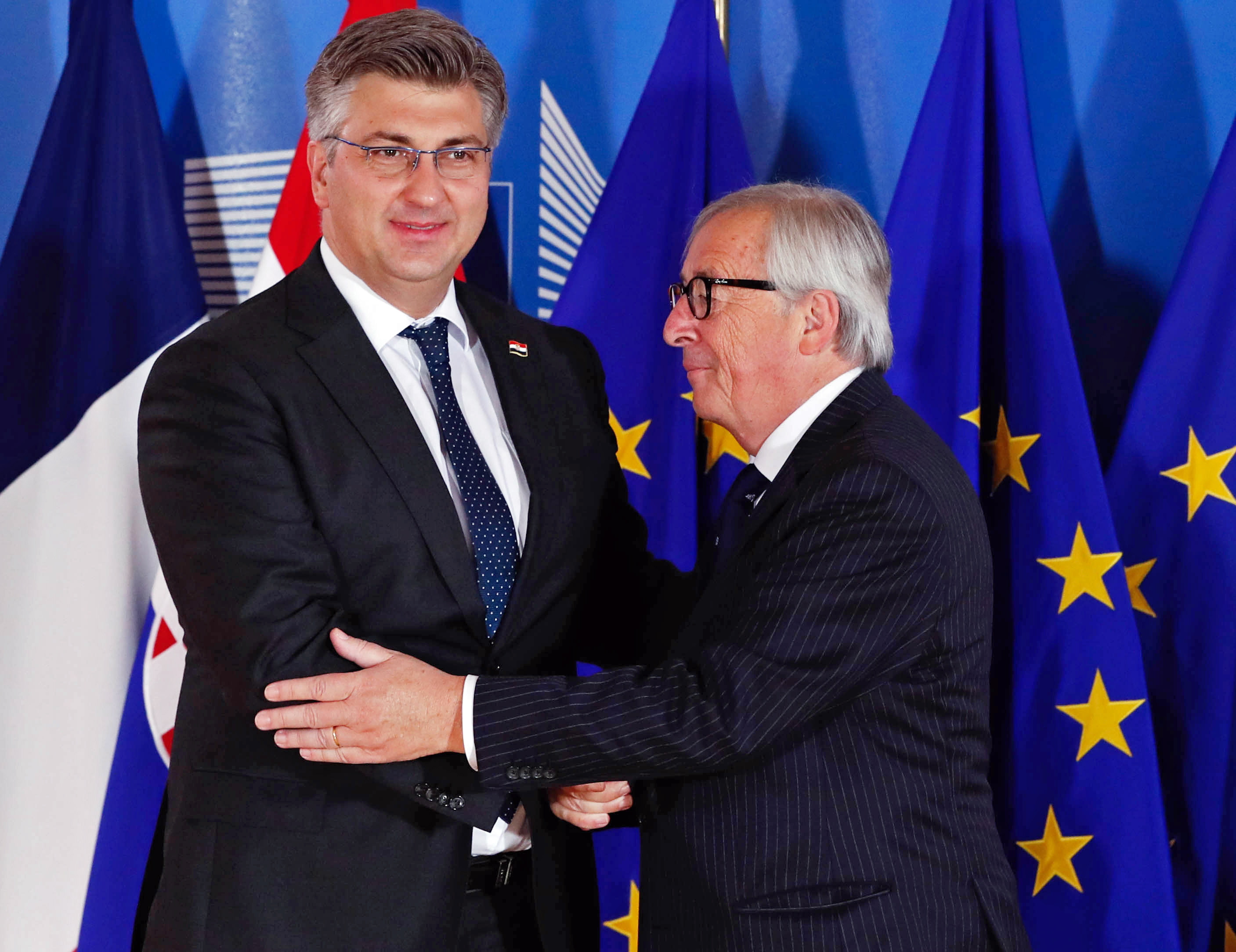 epa06836667 Croatian Prime Minister Andrej Plenkovic i(L) is welcomed by European Commission President Jean-Claude Juncker (R) for an informal meeting on migration and asylum issues in Brussels, Belgium, 24 June 2018. European Commission President Jean-Claude Juncker hosts the gathering ahead of a full summit of all 28 European Union leaders to overhaul the EU asylum system on June 28.  EPA/YVES HERMAN / POOL