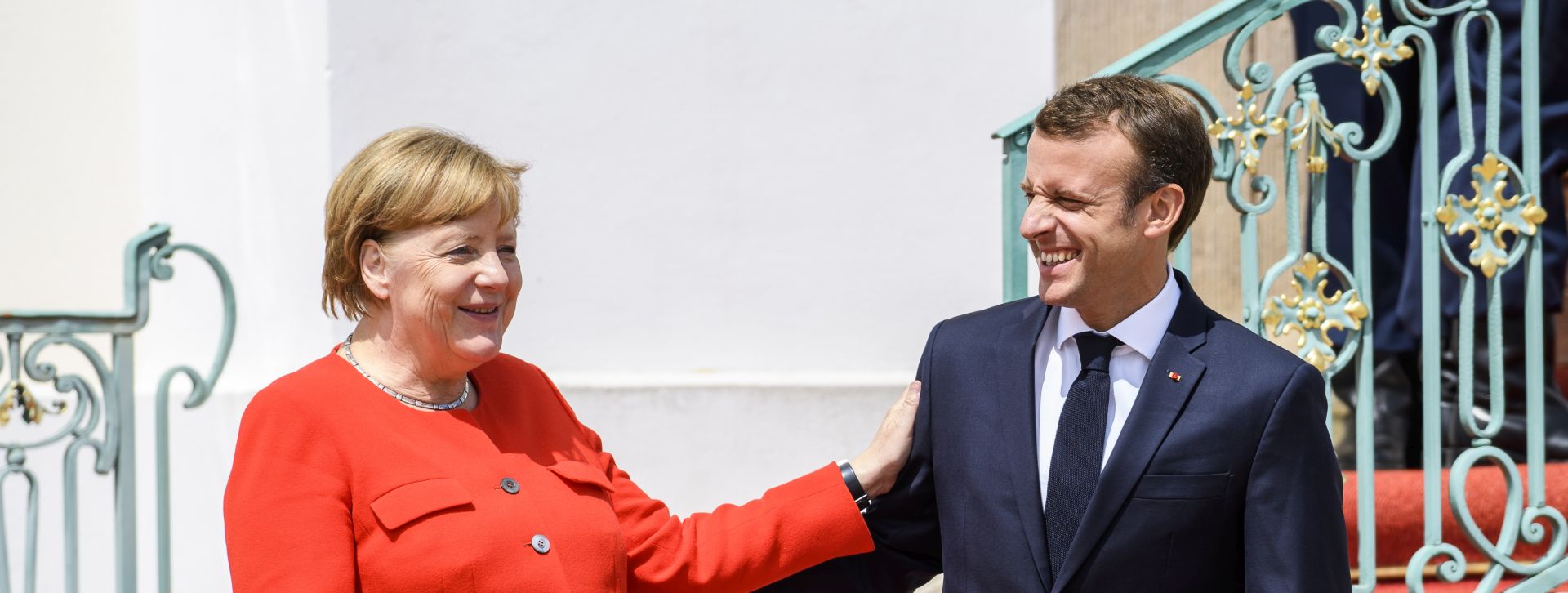 epa06820631 German Chancellor Angela Merkel (L) welcomes French President Emmanuel Macron (R) during the German-French Ministers Meeting in front of the German government's guest house Meseberg Palace, in Meseberg, near Berlin, Germany, 19 June 2018. German and French ministers meet for a one day meeting to discuss bilateral topics, including Foreign, Defence and Security politics.  EPA/CHRISTIAN BRUNA