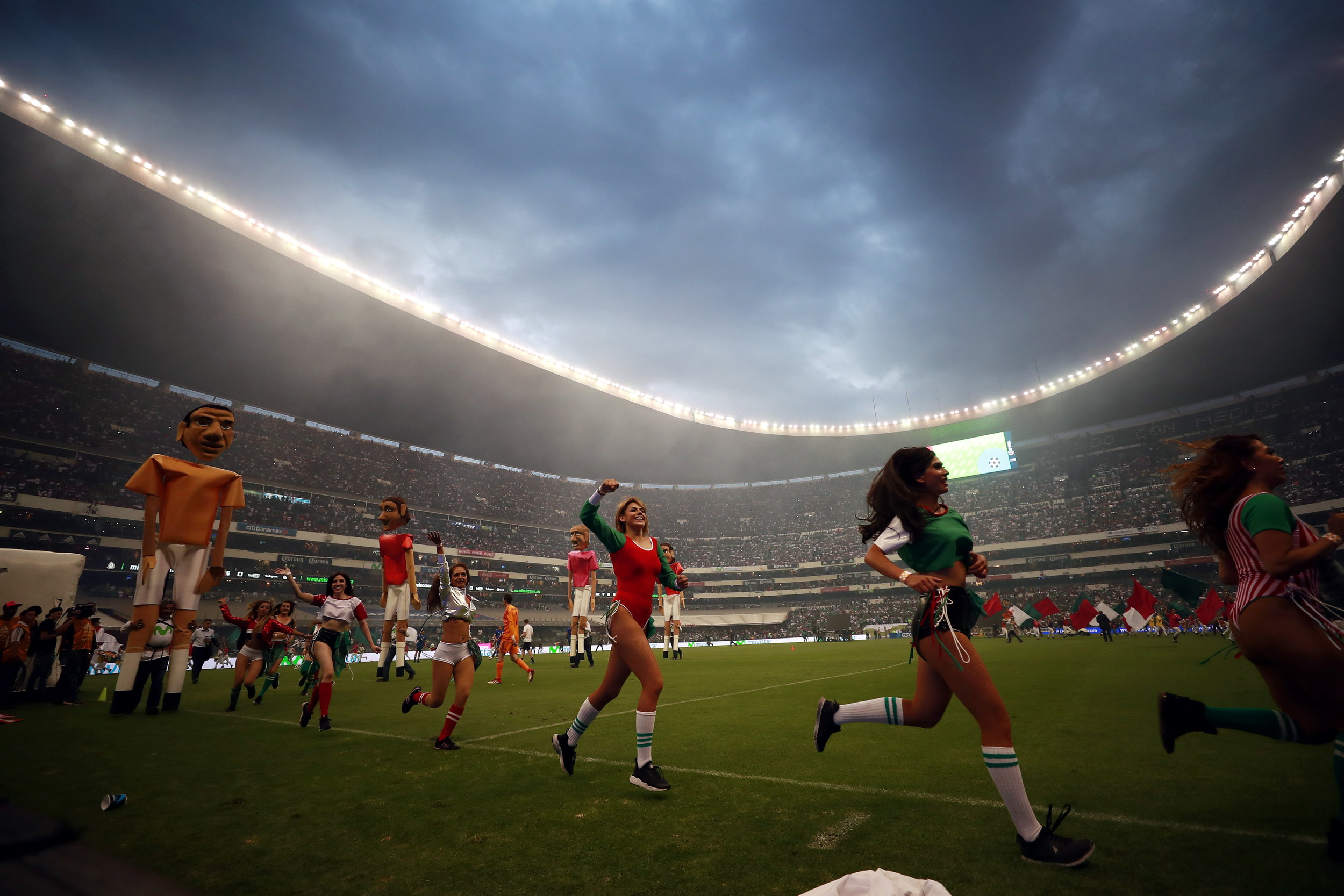 epa06781723 Cheerleaders perform at halftime during the friendly match between Mexico and Scotland, held at the Azteca Stadium in Mexico City, Mexico, 02 June 2018.  EPA/JORGE NUNEZ