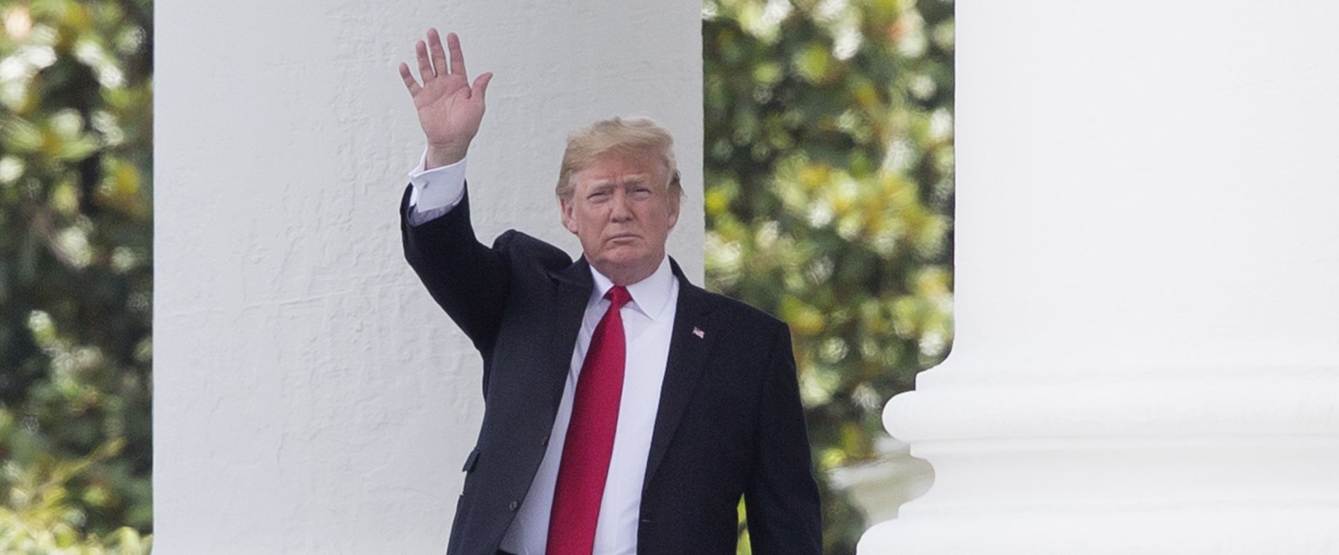 epa06866349 US President Donald J. Trump waves from the North Portico before departing the White House in Washington, DC, USA, 05 July 2018. Trump travels to Montana to attend a rally.  EPA/MICHAEL REYNOLDS
