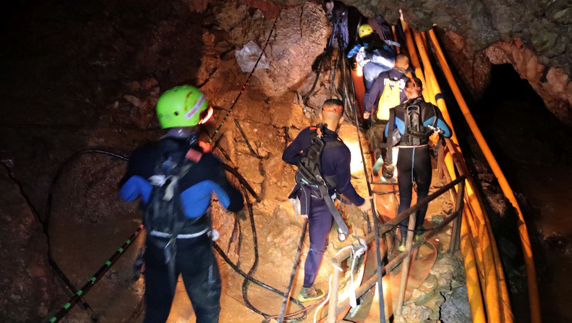 epa06870510 A handout photo made available by the Thai Royal Navy on 07 July 2018 shows Thai military personnel inside a cave complex during the ongoing rescue operations for the youth soccer team and their assistant coach, at Tham Luang cave in Khun Nam Nang Non Forest Park, Chiang Rai province, Thailand. Operations are underway to safely bring out the 13 members of youth soccer team including their assistant coach who have been trapped in Tham Luang cave since 23 June 2018.  EPA/ROYAL THAI NAVY / HANDOUT  HANDOUT EDITORIAL USE ONLY/NO SALES
