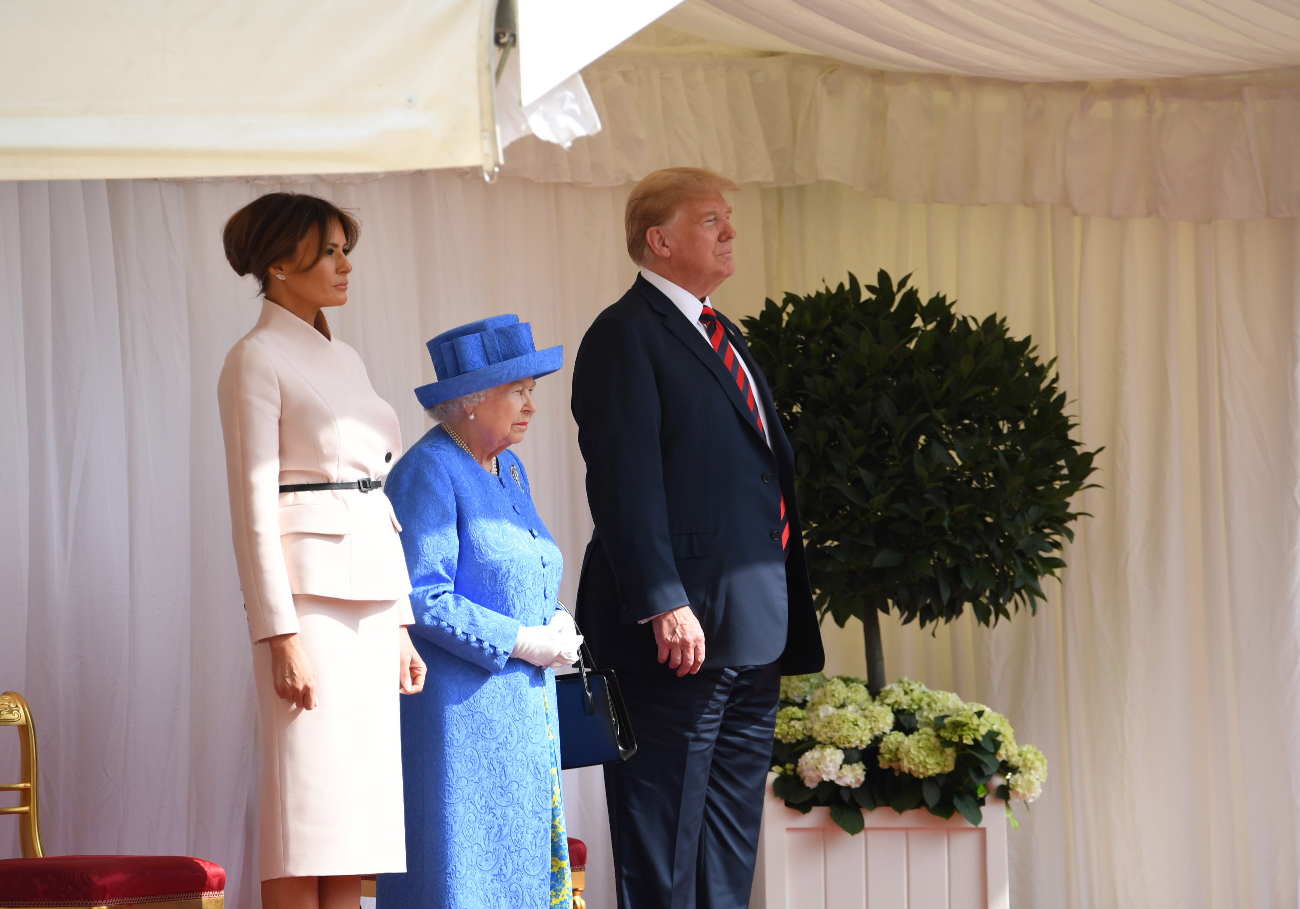 epa06886243 A handout photo made available by the British Ministry of Defence (MOD) shows Britain's Queen Elizabeth II (C) with US President Donald J. Trump (R) and his wife Melania Trump (L) during a welcome ceremony prior to their meeting at Windsor Castle in Windsor, Britain, 13 July 2018. US President Trump is on a three-day working visit to the United Kingdom, his first trip to the country as US president.  EPA/SGT PAUL RANDALL RLC / BRITISH MINISTRY OF DEFENCE / HANDOUT MANDATORY CREDIT MOD SGT PAUL RANDALL RLC: CROWN COPYRIGHT HANDOUT EDITORIAL USE ONLY/NO SALES