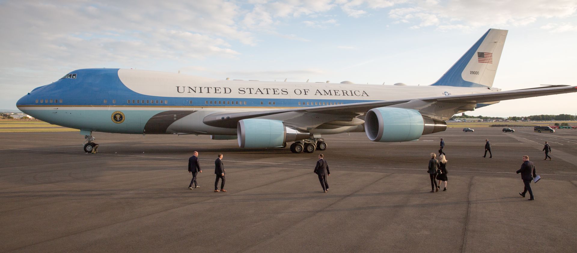 epa06886840 Air Force One carrying US President Donald J. Trump and First Lady Melania Trump  arrives at Prestwick Airport, Ayrshire, Scotland 13 July 2018. US President Trump is on a three-day working visit to the United Kingdom, his first trip to the country as US president.  EPA/Robert Perry