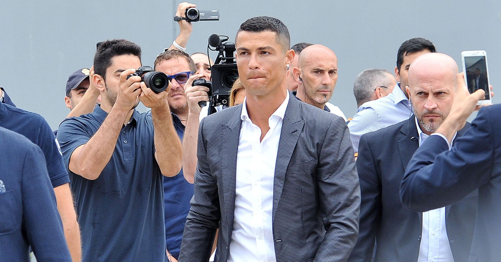 epa06892567 New Juventus soccer player Cristiano Ronaldo (C) of Portugal arrives at Juventus J Medical in Turin, Italy, 16 July 2018. Cristiano Ronaldo joins Italian Serie A side Juventus FC.  EPA/ALESSANDRO DI MARCO