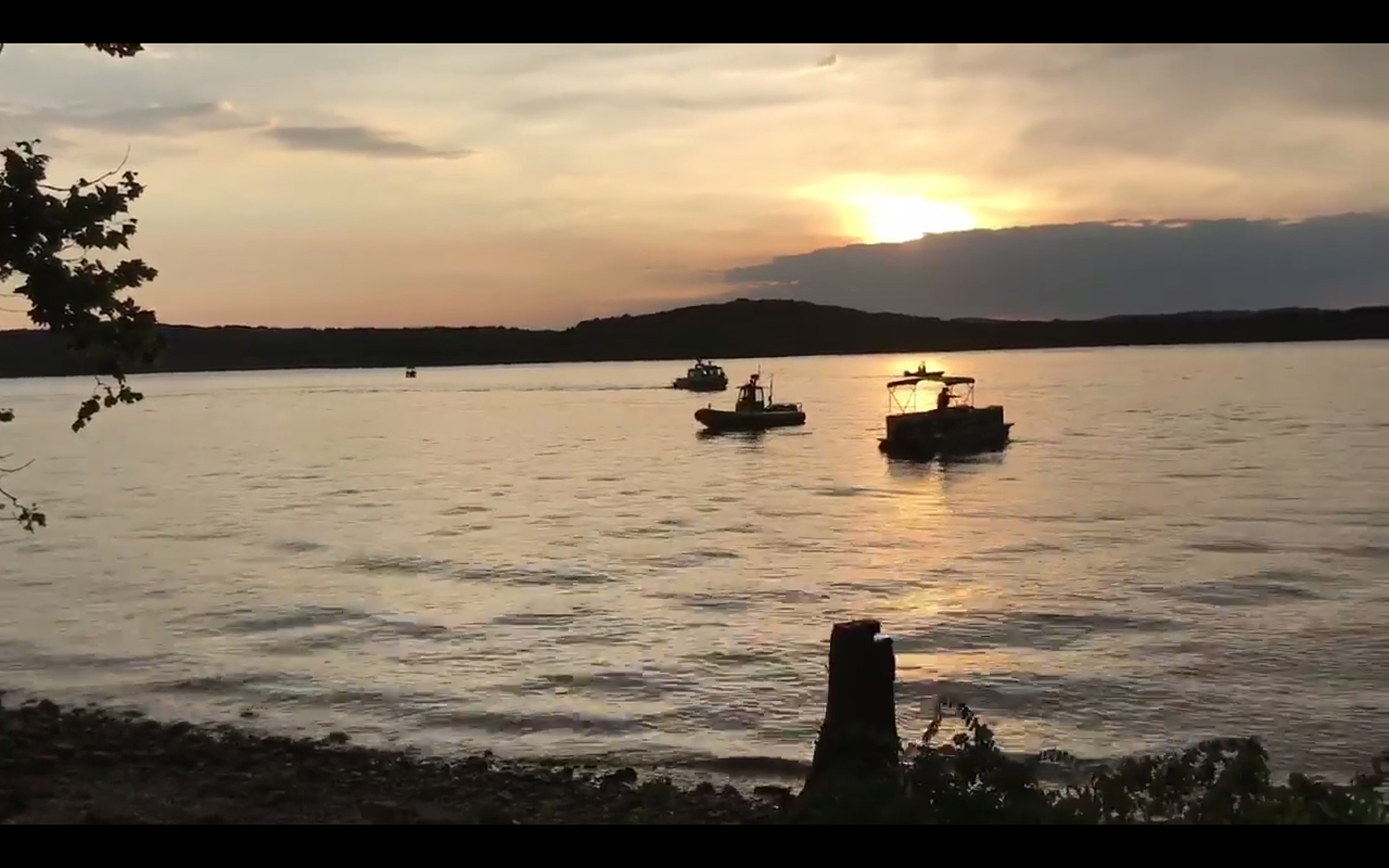 epa06899419 A handout frame grab made available by the Southern Stone County Fire Protection District shows responDing agencies after an amphibious duck boat reportedly capsized on Table Rock Lake in Branson, Missouri, USA, 19 July 2018. According to media reports, at least eight people were killed, and several others are missing after a Ride the Ducks tourist boat capsized with more than 30 people aboard. Weather conditions are believed to have contributed to the accident.  EPA/SOUTHERN STONE COUNTY FIRE PROTECTION DISTRICT / HANDOUT HANDOUT BEST QUALITY AVAILABLE HANDOUT EDITORIAL USE ONLY/NO SALES