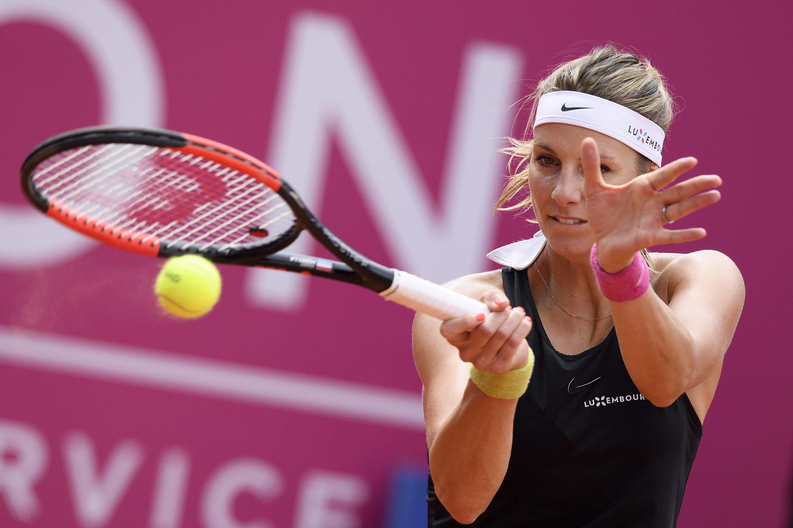 epa06904077 Mandy Minella of Luxembourg in action against Alize Cornet of France during the final game at the WTA Ladies Championship tennis tournament in Gstaad, Switzerland, 22 July 2018.  EPA/ANTHONY ANEX