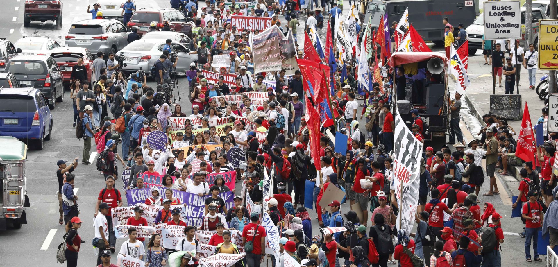 epa06905604 Protesters critical of Philippine President Rodrigo Duterte hold a rally on a road leading to the Philippine Congress in Quezon City, east of Manila, Philippines, 23 July 2018. Philippine President Rodrigo Duterte is expected to deliver his third State of the Nation Address (SONA) at the Philippine Congress on 23 July, amidst demonstrations in the streets by both his supporters and critics.  EPA/ROLEX DELA PENA