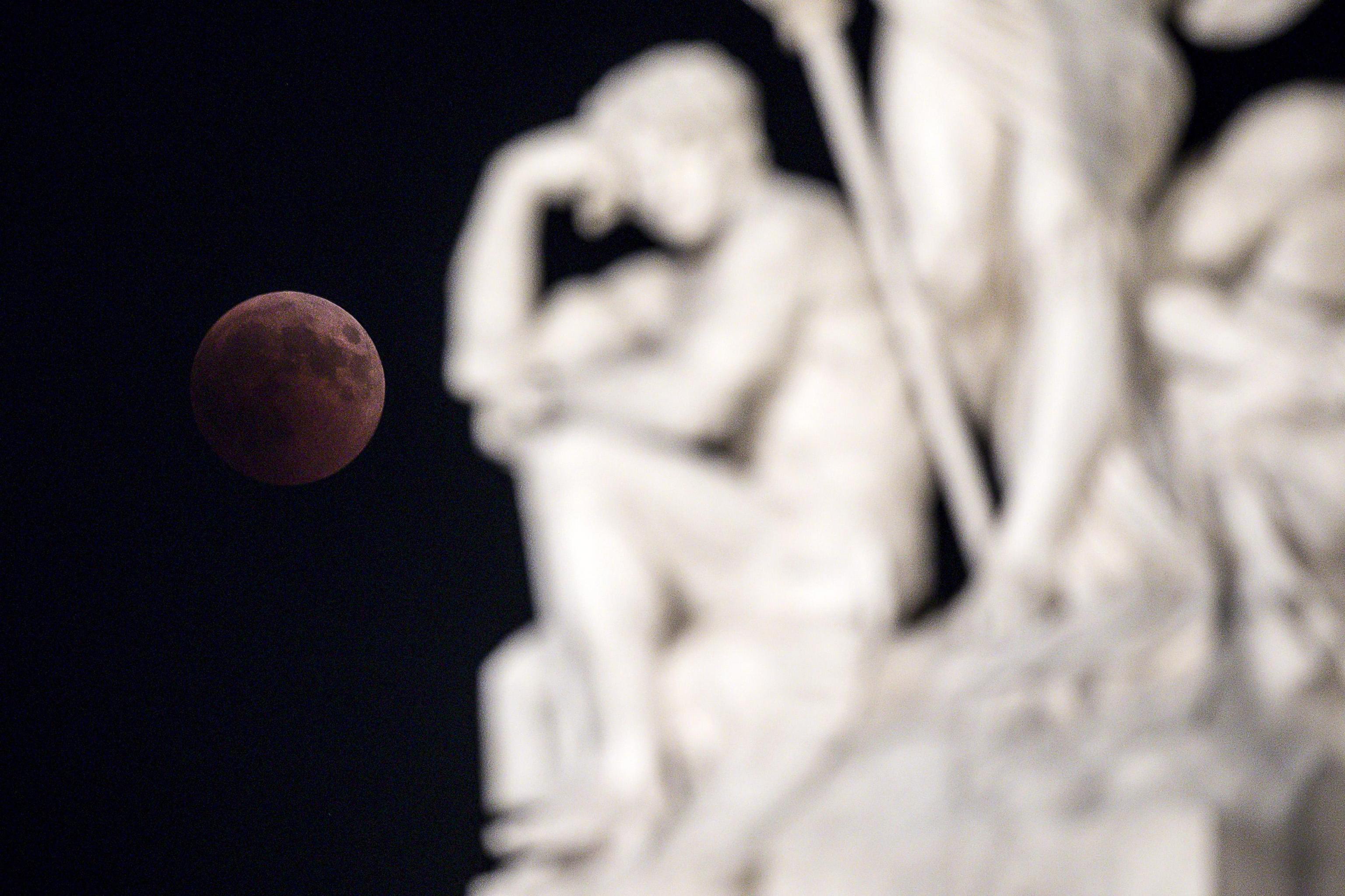 “Krvavi mjesec” i “Crveni planet” večeras usklađeni na nebu