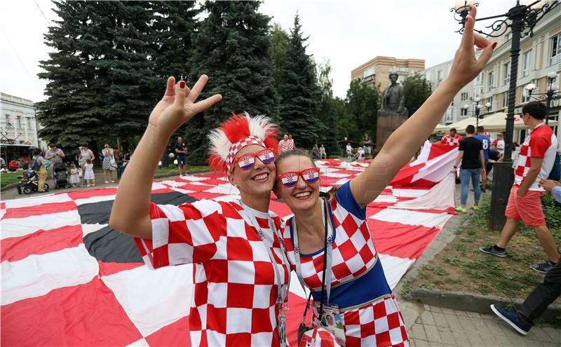 FOTO: NIŽNJI NOVGOROD Hrvati šiju ogromnu zastavu