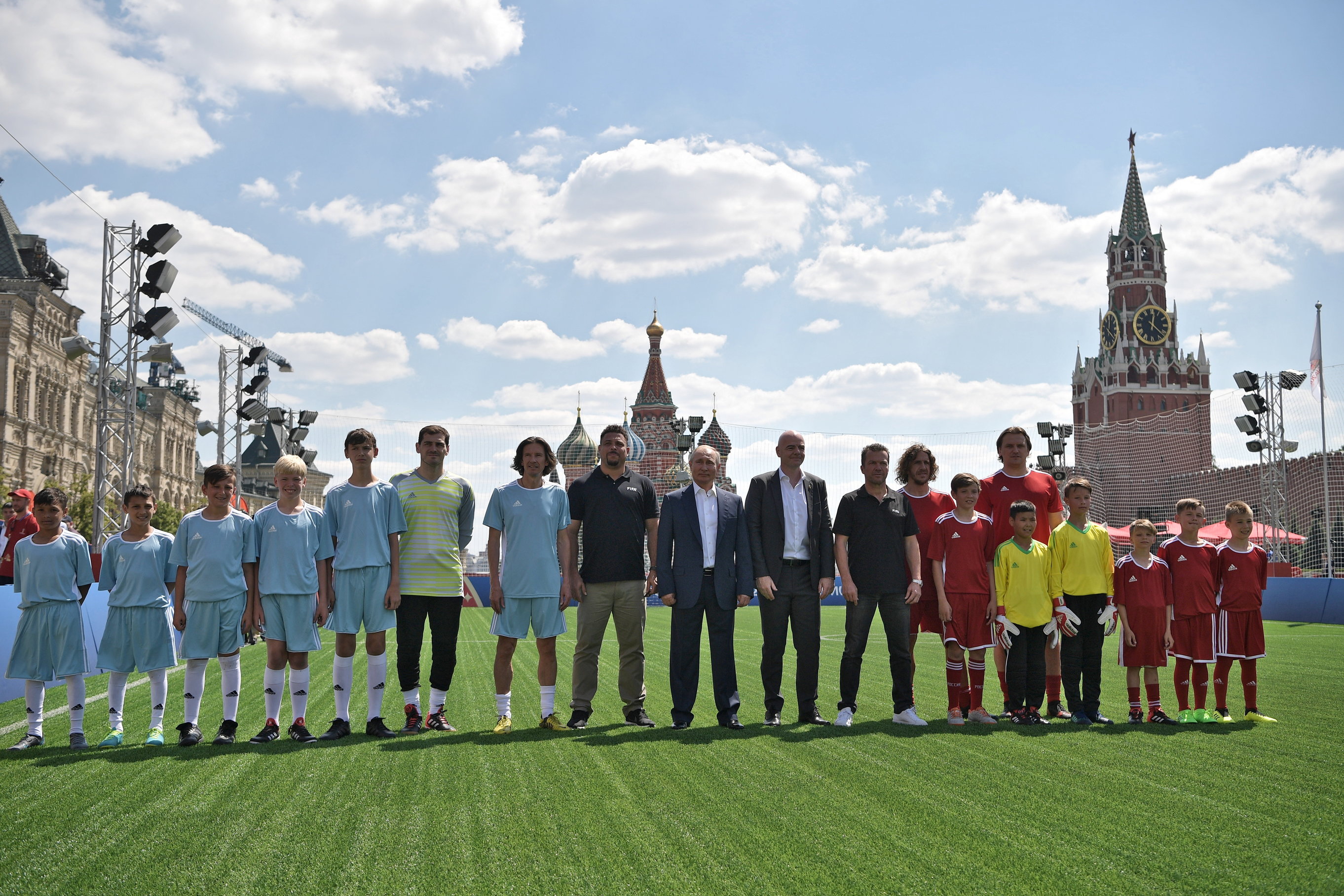 epa06846899 Russian President Vladimir Putin (C) attends a friendly children soccer match while visiting  the themed 2018 FIFA World Cup Football Park on Red Square in Moscow, Russia, 28 June 2018  EPA/ALEXEI NIKOLSKY/SPUTNIK/KREMLIN POOL / POOL MANDATORY CREDIT