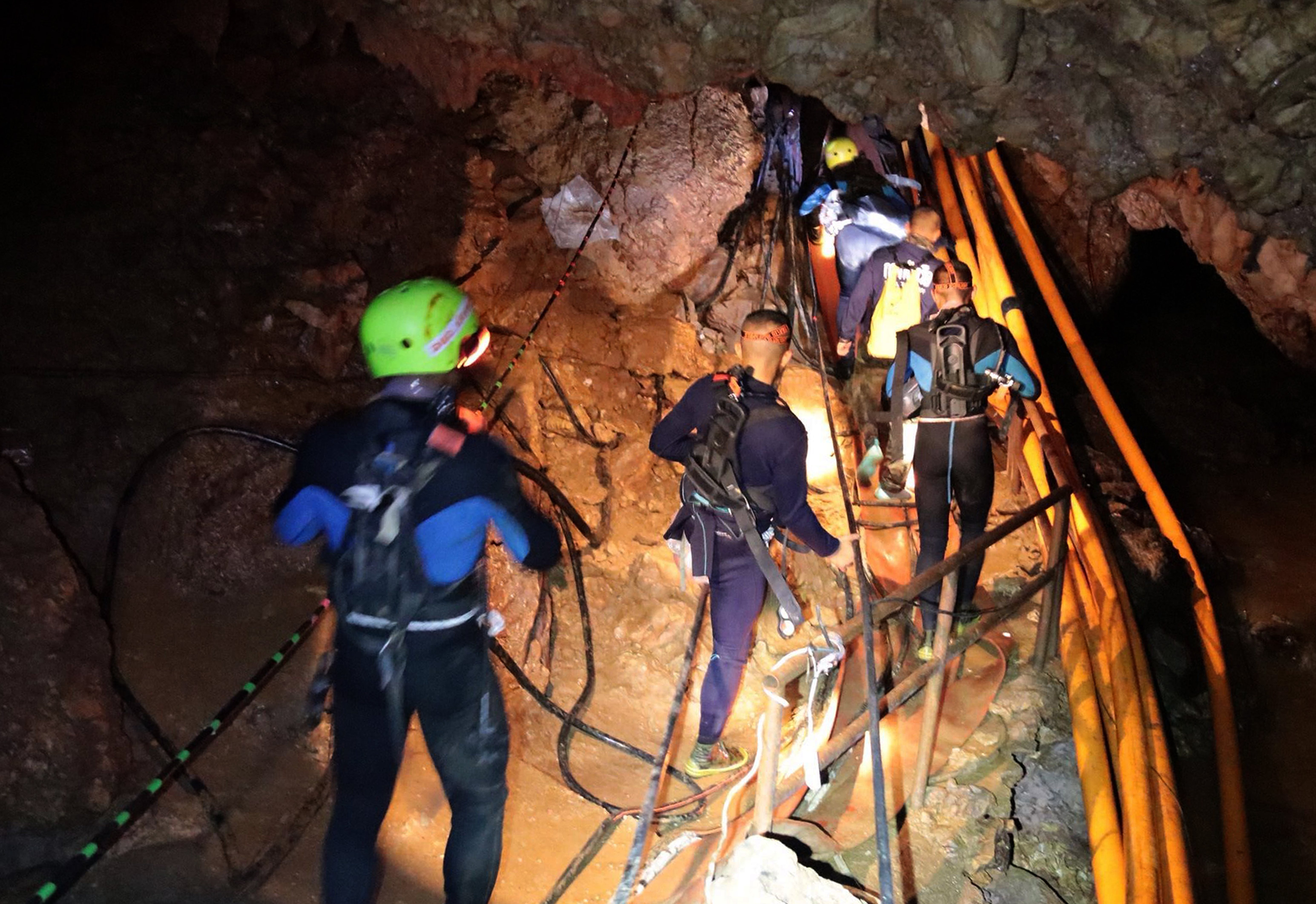 epa06870510 A handout photo made available by the Thai Royal Navy on 07 July 2018 shows Thai military personnel inside a cave complex during the ongoing rescue operations for the youth soccer team and their assistant coach, at Tham Luang cave in Khun Nam Nang Non Forest Park, Chiang Rai province, Thailand. Operations are underway to safely bring out the 13 members of youth soccer team including their assistant coach who have been trapped in Tham Luang cave since 23 June 2018.  EPA/ROYAL THAI NAVY / HANDOUT  HANDOUT EDITORIAL USE ONLY/NO SALES