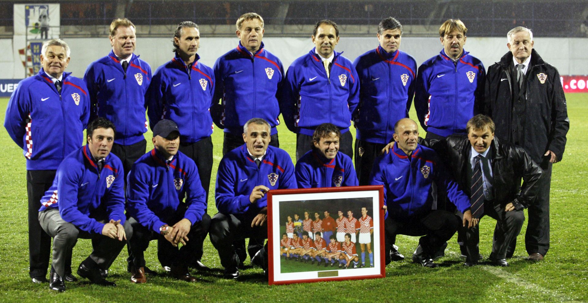Zagreb, 17.11.2010 - Uoèi dananje utakmice Hrvatska - Malta odrana je slubena proslava 20. obljetnice prve utakmice hrvatske reprezentacije. U zagrebaèkom hotelu Sheraton okupilo se 12 ivuæih igraèa koji su 17. listopada 1990. godine na stadionu Maksimir nastupili za Hrvatsku u susretu protiv SAD. Nakon zajednièkog ruèka i kratkog druenja igraèi kao i èlanovi struènog stoera su se uputili prema stadionu gdje su ih pozdravili gledatelji pola sata prije poèetka utakmice.  Pred navijaèe su istrèali Marko Mlinariæ, Aljoa Asanoviæ, Tonèi Gabriæ, Draen Ladiæ, Vlado Kasalo, Mladen Mladenoviæ, Zoran Vuliæ, Ivan Cvjetkoviæ, Kujtim Shala, Gregor idan, Drago Èeliæ i Saa Peron.
foto FaH/ Dario GRZELJ/ ua