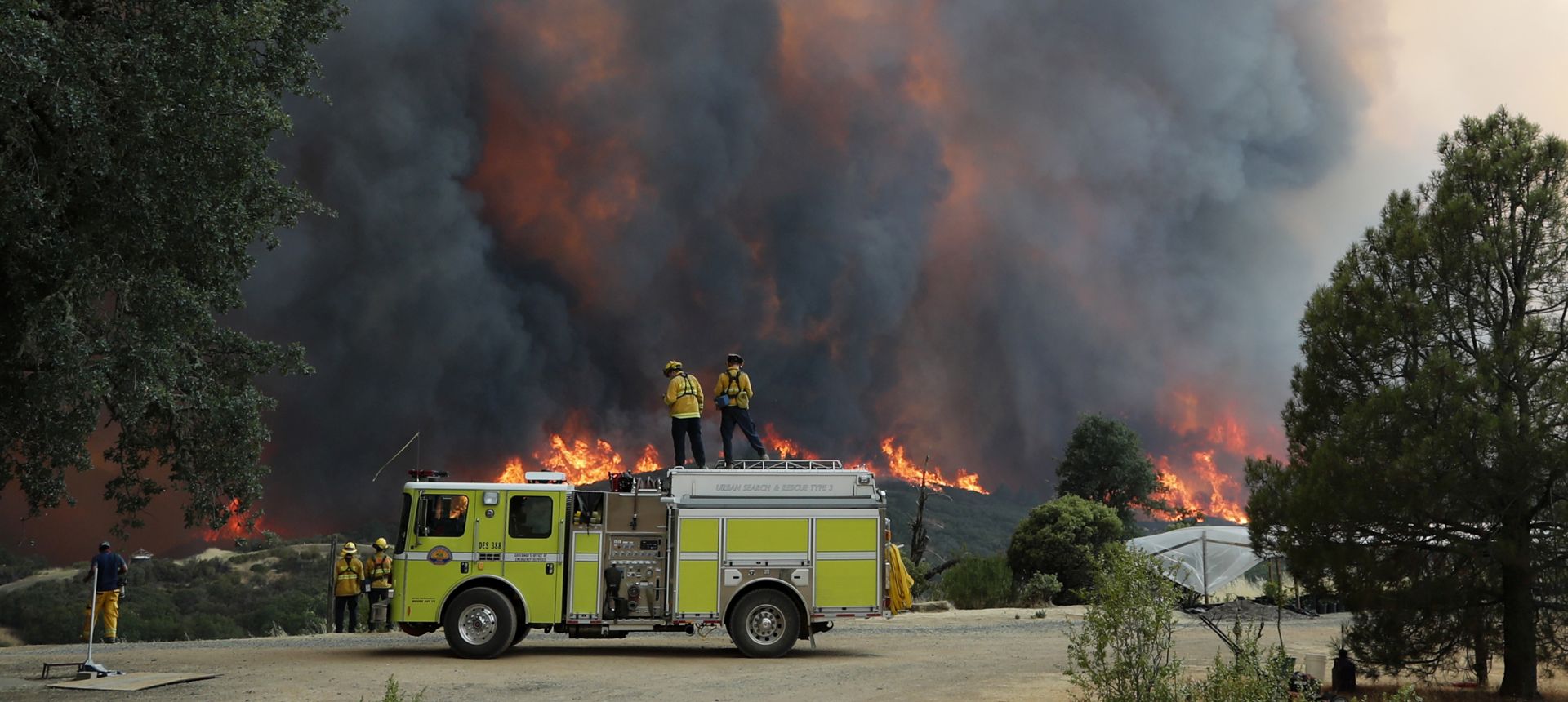 epa06921025 A hillside erupts in flames and heavy smoke from the River Fire as fire fighters look on in Lakeport, California, USA, 31 July 2018. The River and Ranch fire combined as the Mendocino Complex Fire.  EPA/JOHN G. MABANGLO