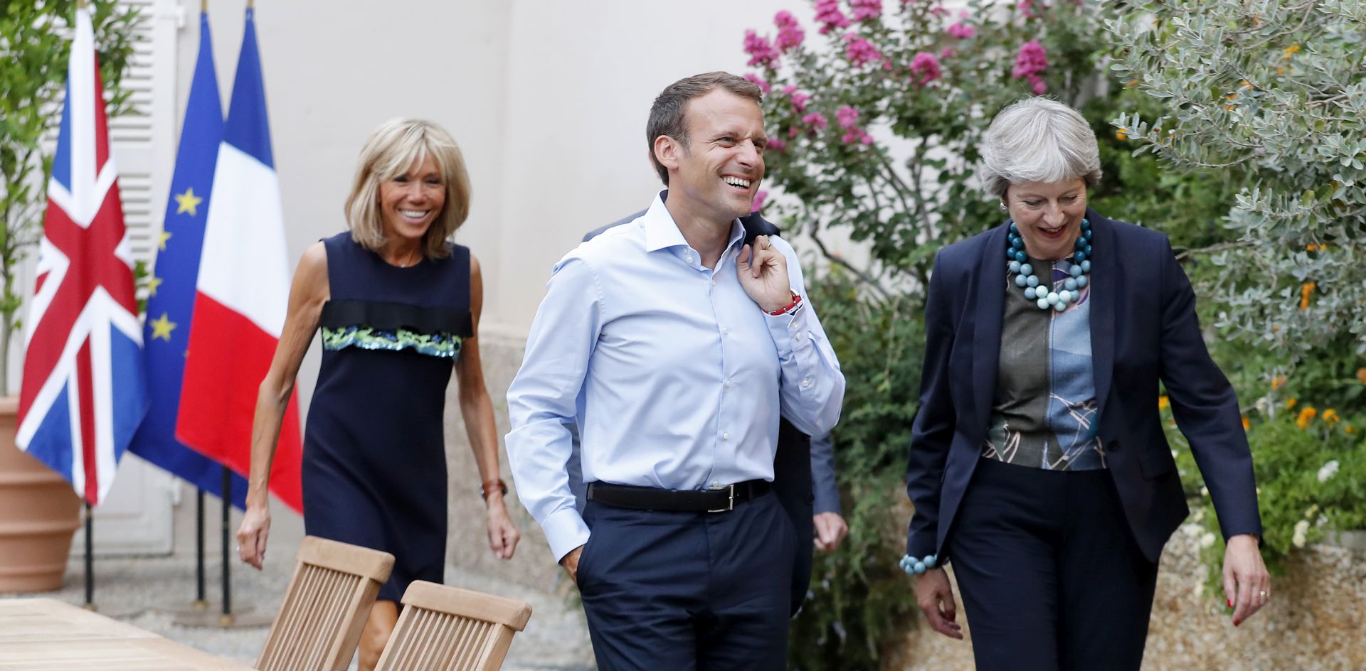 epa06925983 French President Emmanuel Macron (C) and French First Lady Brigitte Macron (L) walk with British Prime Minister Theresa May (R) and her husband Philip May (unseen) prior their dinner at the Fort de Bregancon in Bornes-les-Mimosas, southern France, 03 August 2018. May cut her holiday for this meeting at the French presidential summer retreat.  EPA/SEBASTIEN NOGIER / POOL MAXPPP OUT