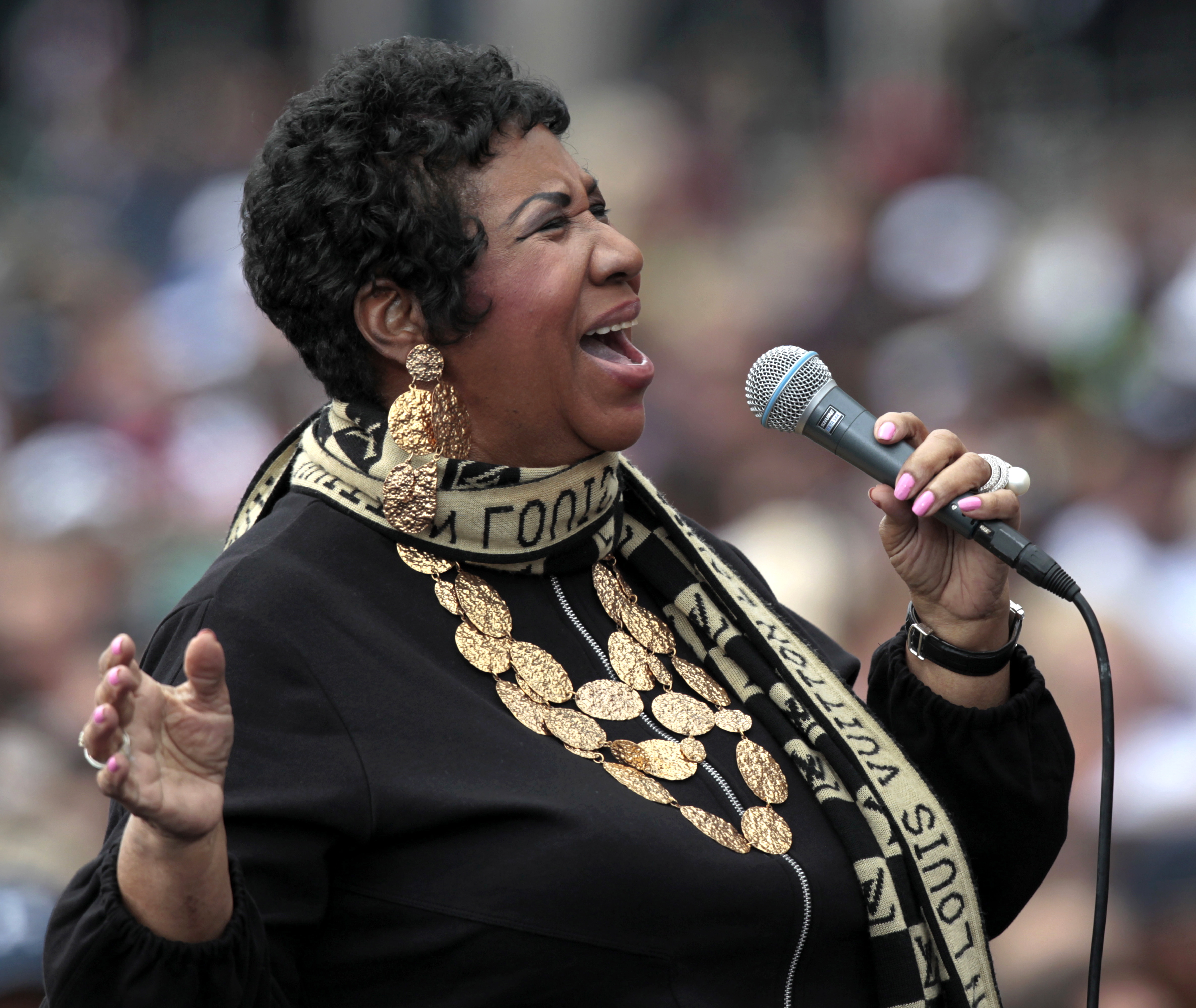 epa06947727 (FILE) - A file picture dated 05 September 2011 shows US singer Aretha Franklin performing at a Labor Day event outside of the Renaissance center in Detroit, Michiganm USA (reissued 13 August 2018). Media reports on 13 August 2018 state Roger Friedman, a journalist and family friend, made a statement on his website Showbiz 411 on 13 August saying Aretha Franklin is seriously ill and surrounded by her relatives. Franklin was diagnosed with cancer in 2010.  EPA/JEFF KOWALSKY *** Local Caption *** 53313442