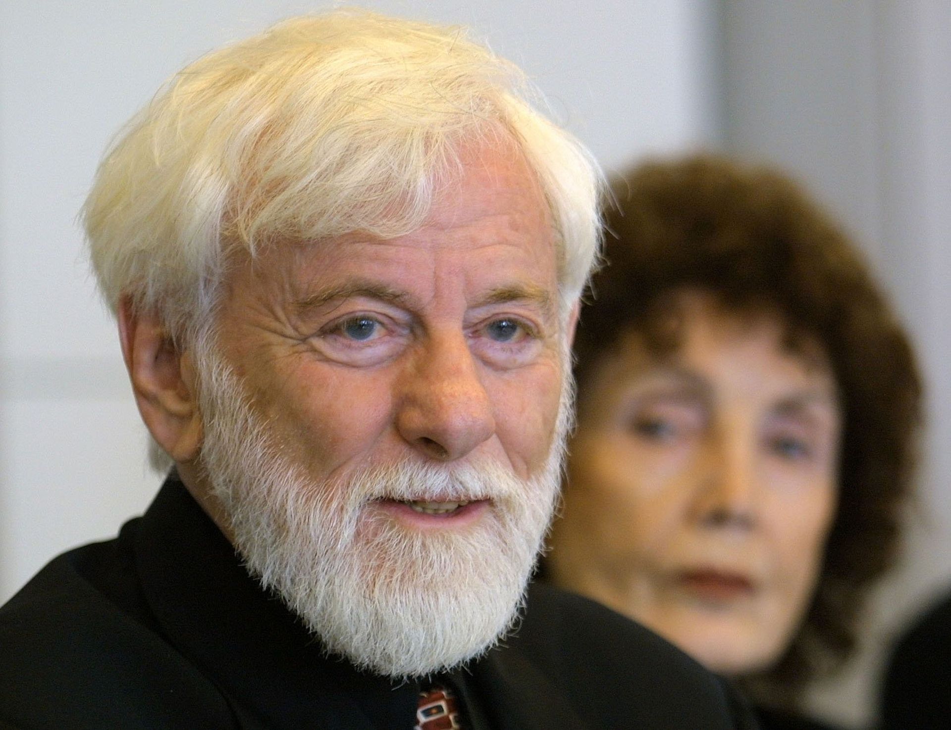 FILED - FILE - Israeli writer, activist and founder of the Gush Shalom peace movement, Uri Avnery attends a press conference with his wife Rachel at the Oldenburg Cultural Centre PFL in Oldenburg, Germany, 04 May 2002. Avnery, the Israeli peace activist with German roots died in Tel Aviv on 20 August 20 2018 on the age of 94. Photo: Ingo Wagner/dpa