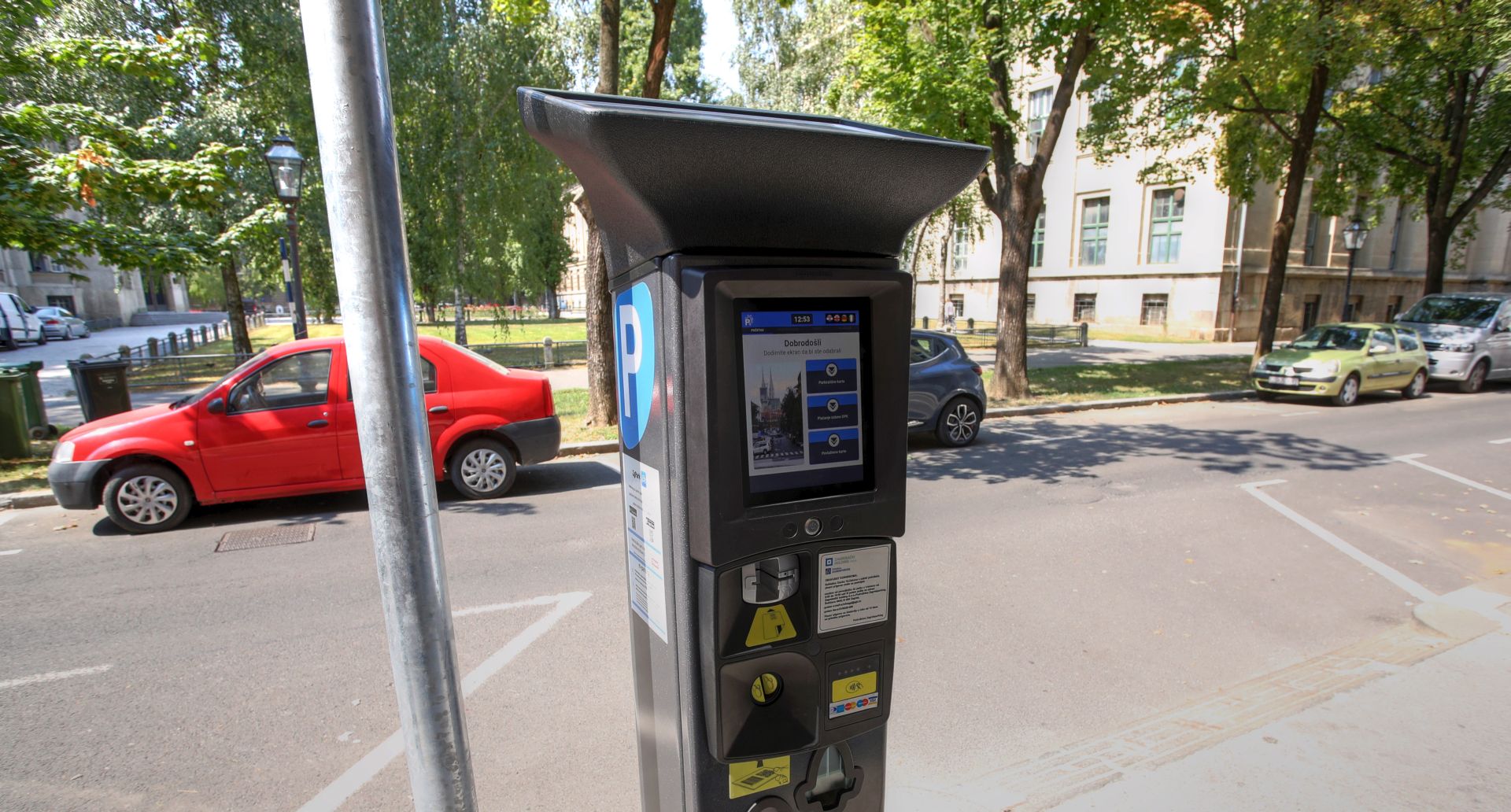 Zagreb, 22.08.2018 - Novi aparat za naplatu parkiranja u Zagrebu, koji prima gotovinu i bankovne kartice.
foto HINA/ Damir SENÈAR/ ds
