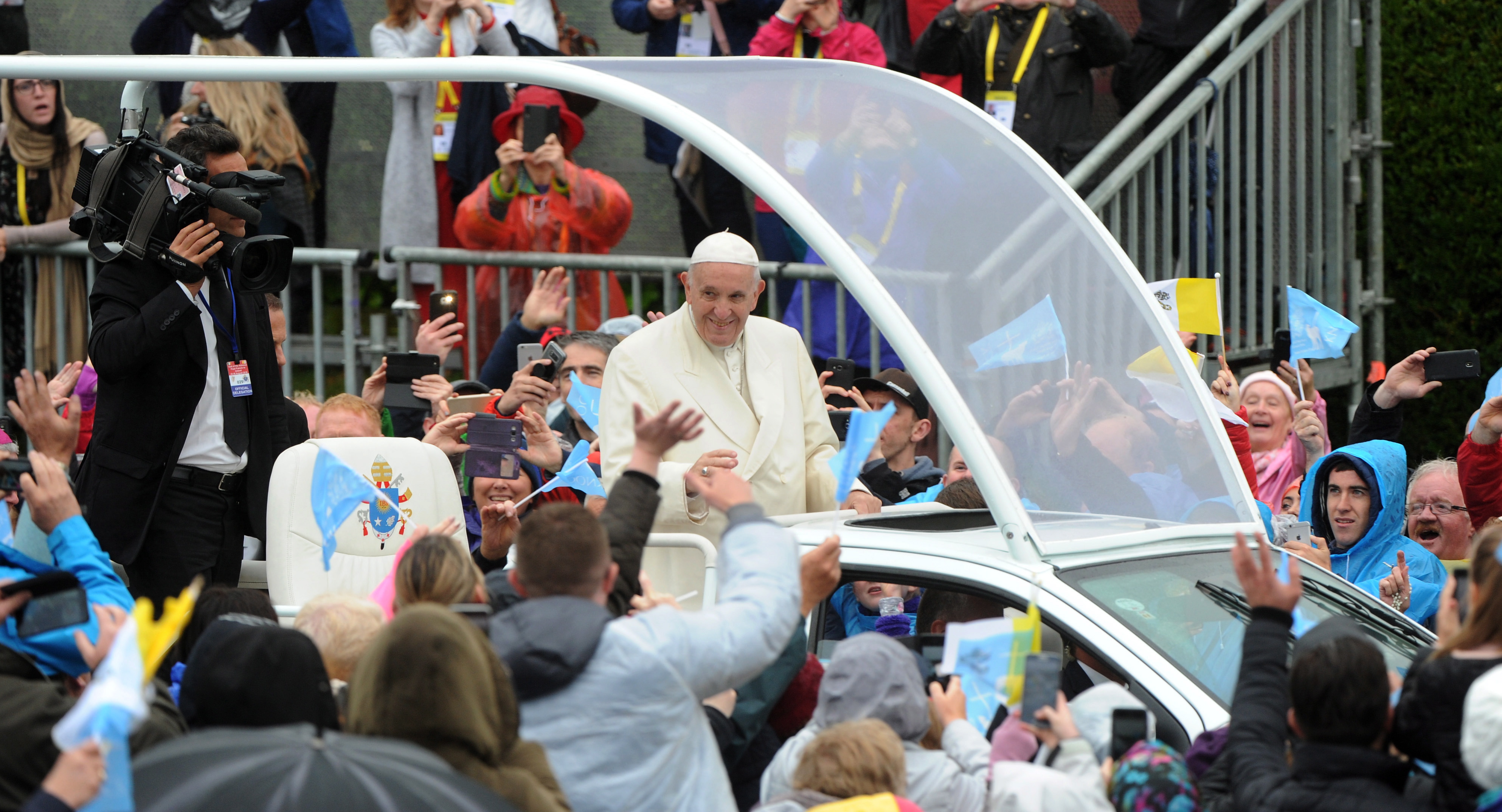 epa06973448 Pope Francis driving through the crowd at Knock shrine in Mayo, Ireland. 26 August 2018. The pontiff is visiting Ireland on 25 and 26 August 2018 to attend the World Meeting of Families (WMOF) 2018.  EPA/AIDAN CRAWLEY