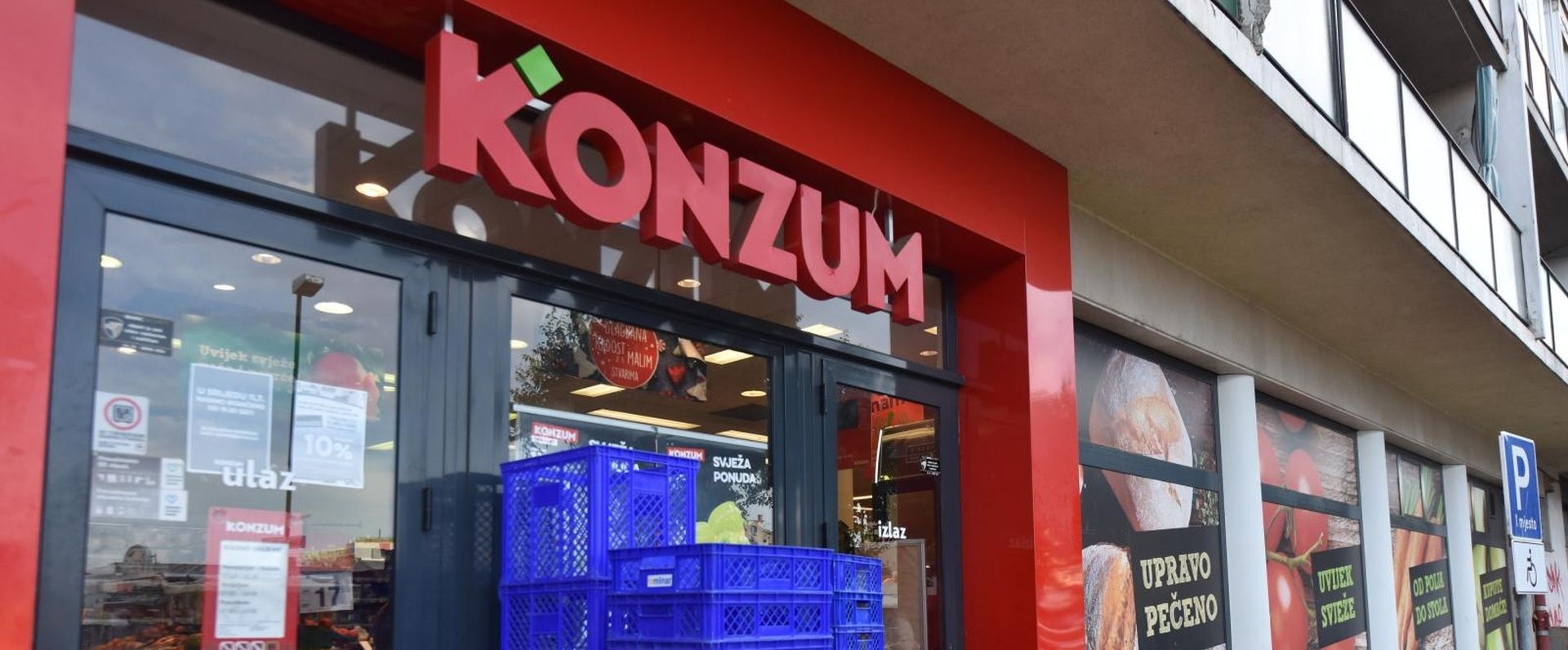 Šibenik: I Konzum odlučio skratiti radno vrijeme za vrijeme utakmice između Hrvatske i Engleske 10.07.2018., Sibenik - Nakon sto je trgovacki lanac Spar odlucio zbog polufinala Svjetskog nogometnog prvenstva u kojem igraju Hrvatska i Engleska u srijedu skratiti radno vrijeme svojih trgovina, isto je ucio i Konzum pa je na njihovim supermarketima osvanula poruka o skracenom radnom vremenu u srijedu. Photo: Hrvoje Jelavic/PIXSELL